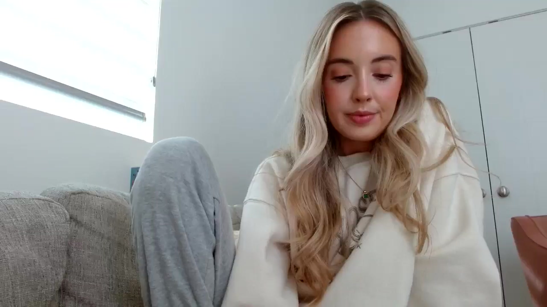 Gallery image thumbnail from Vegansoda's myfreecams stream on, 06/23/2024, 23:51 image 6 of 20