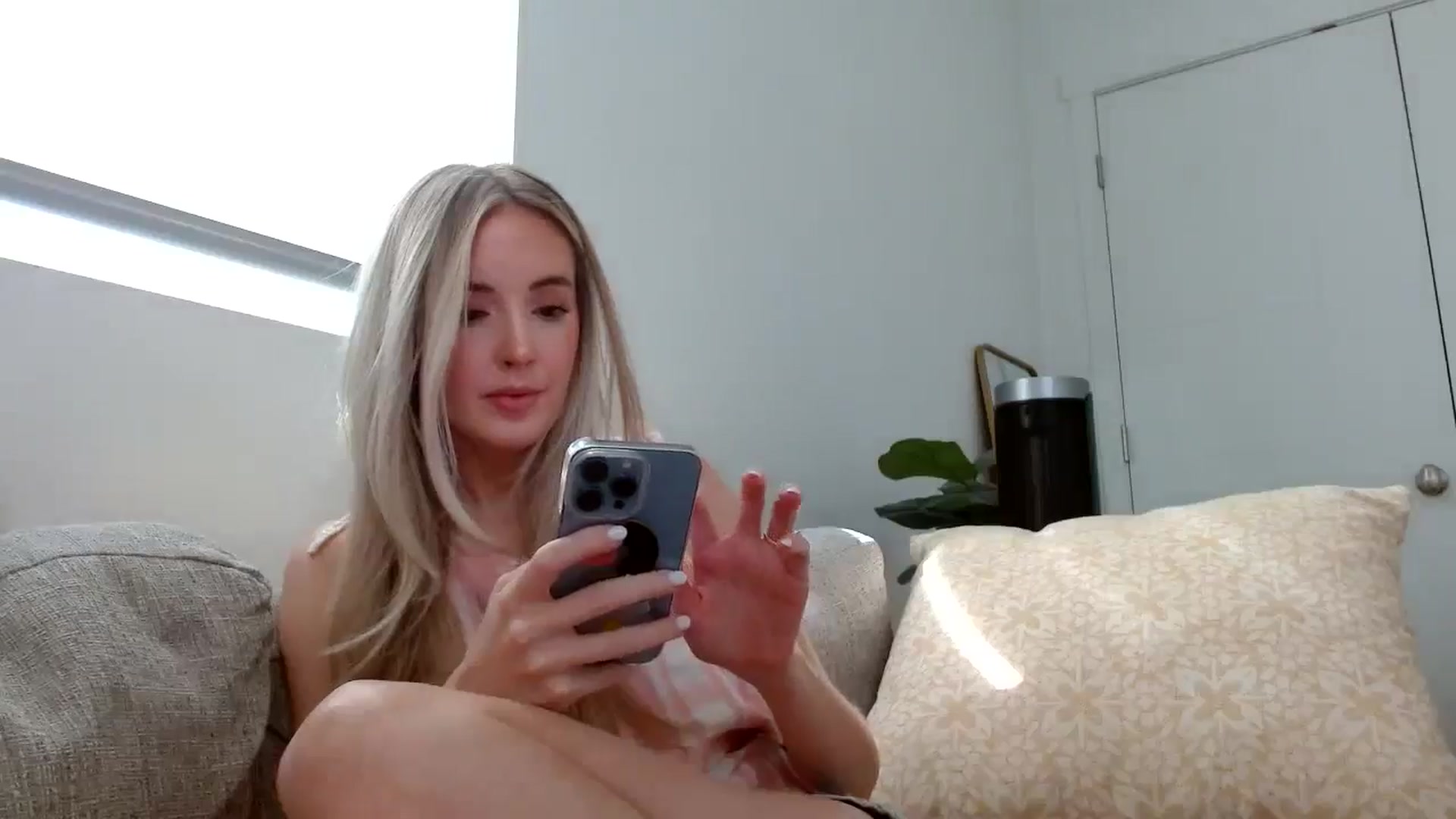 Gallery image thumbnail from Vegansoda's myfreecams stream on, 07/03/2024, 01:18 image 9 of 20
