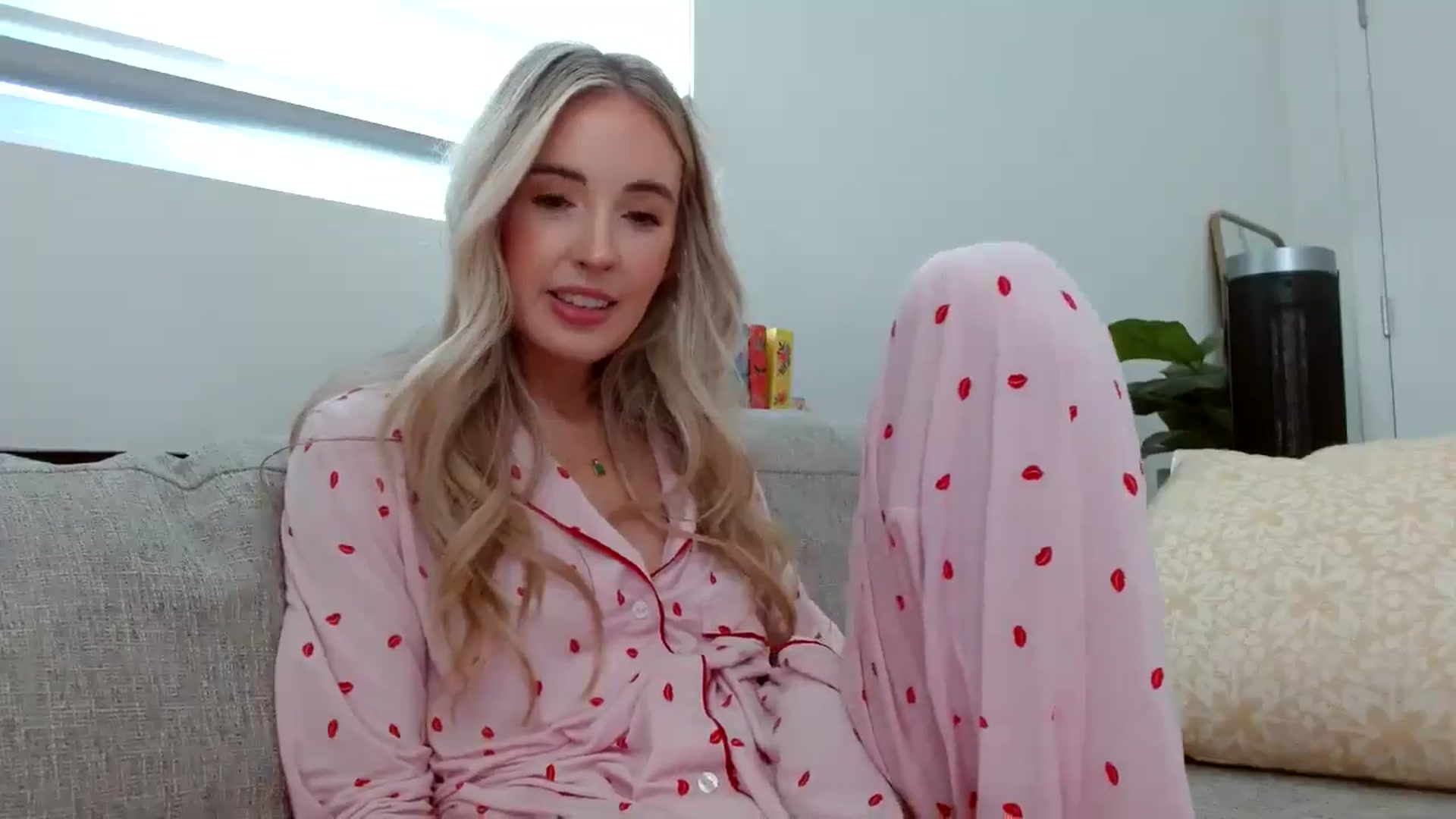 Gallery image thumbnail from Vegansoda's myfreecams stream on, 07/06/2024, 23:15 image 9 of 20