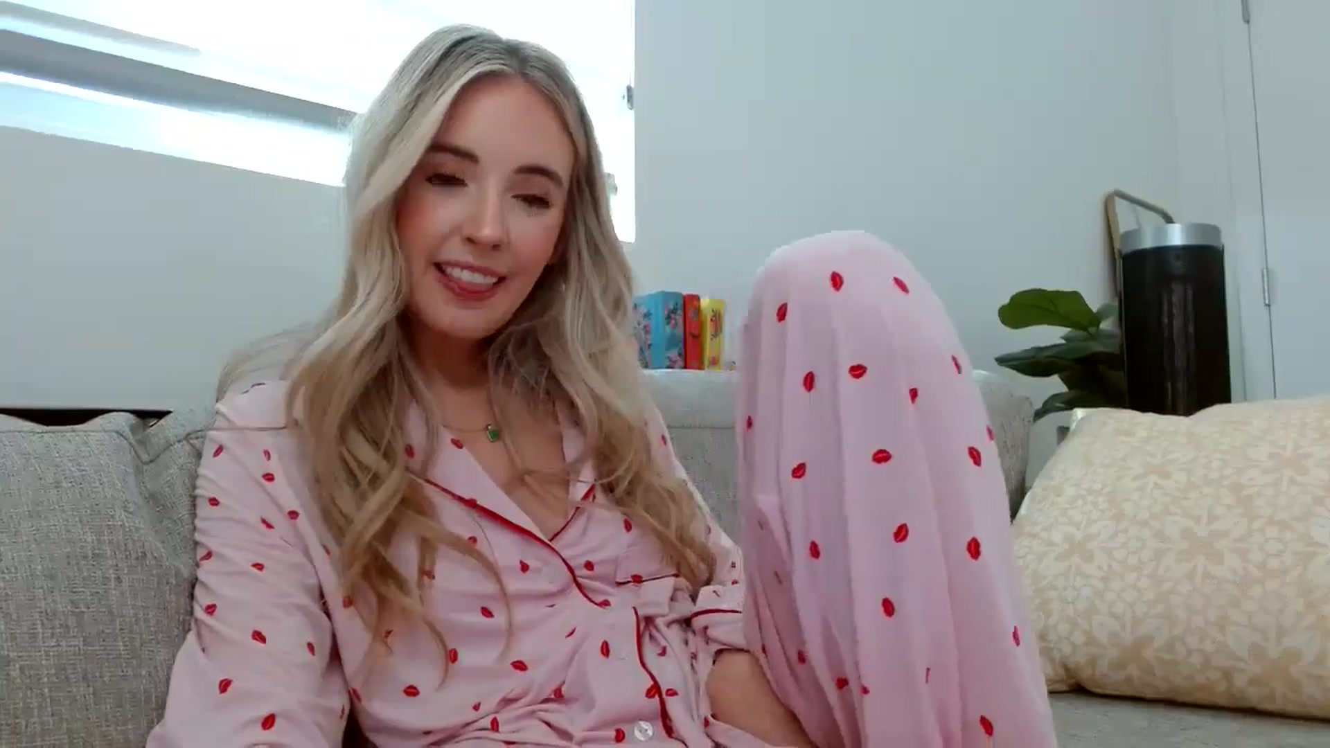 Gallery image thumbnail from Vegansoda's myfreecams stream on, 07/06/2024, 23:15 image 15 of 20