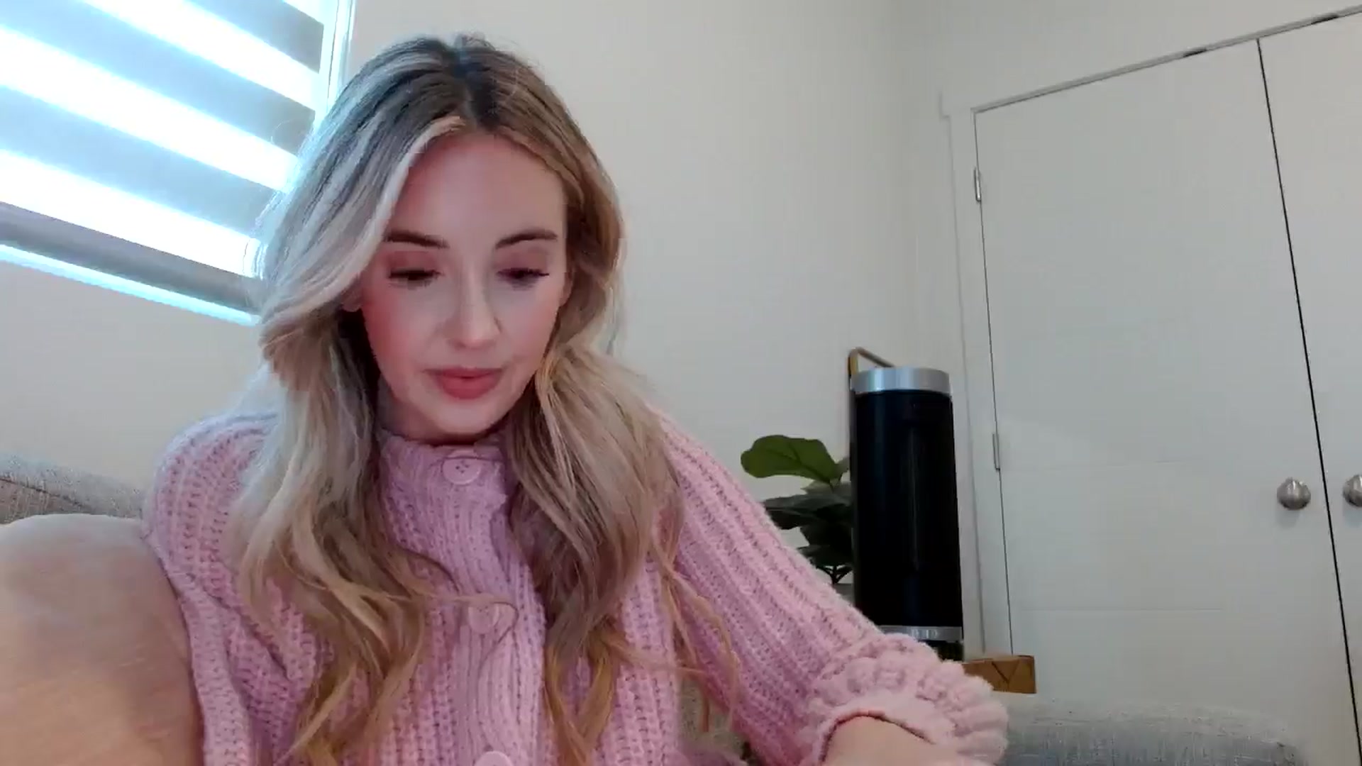Gallery image thumbnail from Vegansoda's myfreecams stream on, 02/18/2025, 24:43 image 3 of 20