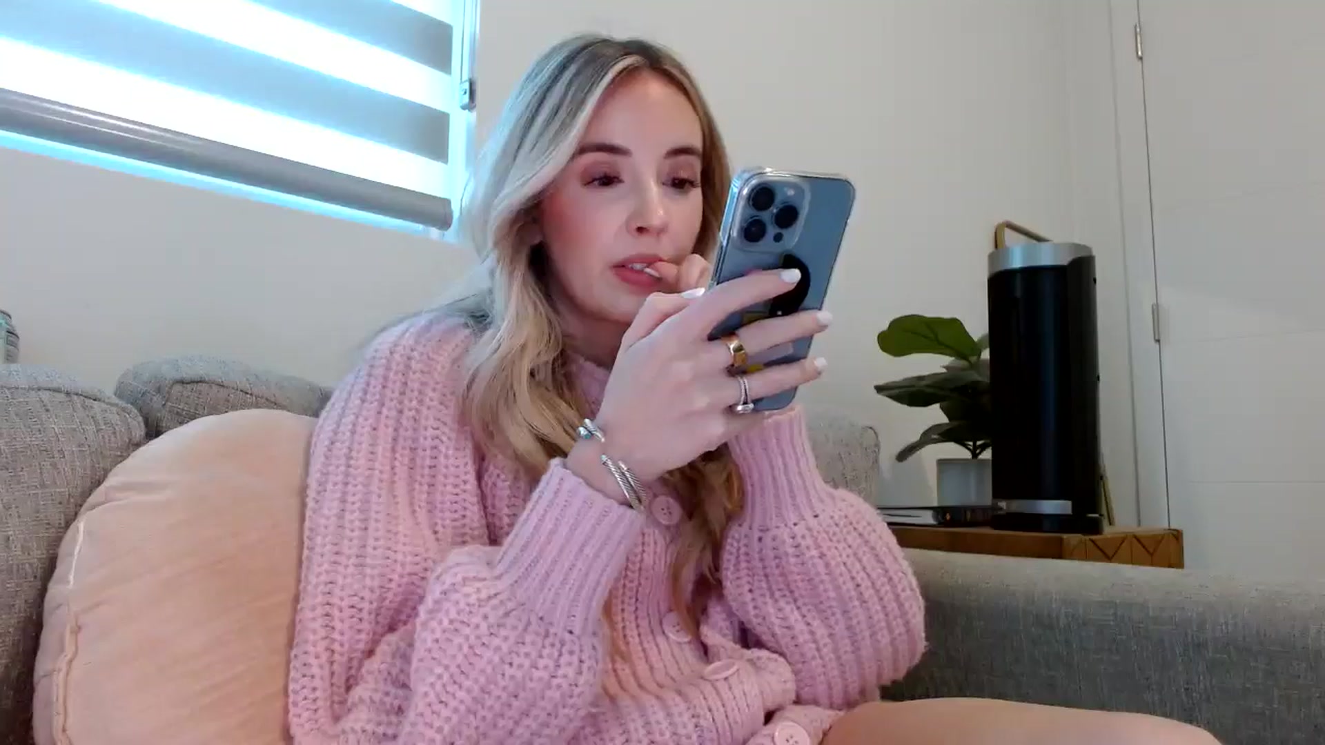 Gallery image thumbnail from Vegansoda's myfreecams stream on, 02/18/2025, 24:43 image 16 of 20