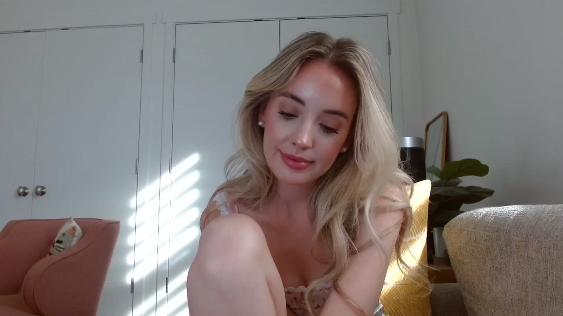 Gallery image thumbnail from Vegansoda's myfreecams stream on, 08/12/2025, 24:30 image 9 of 20