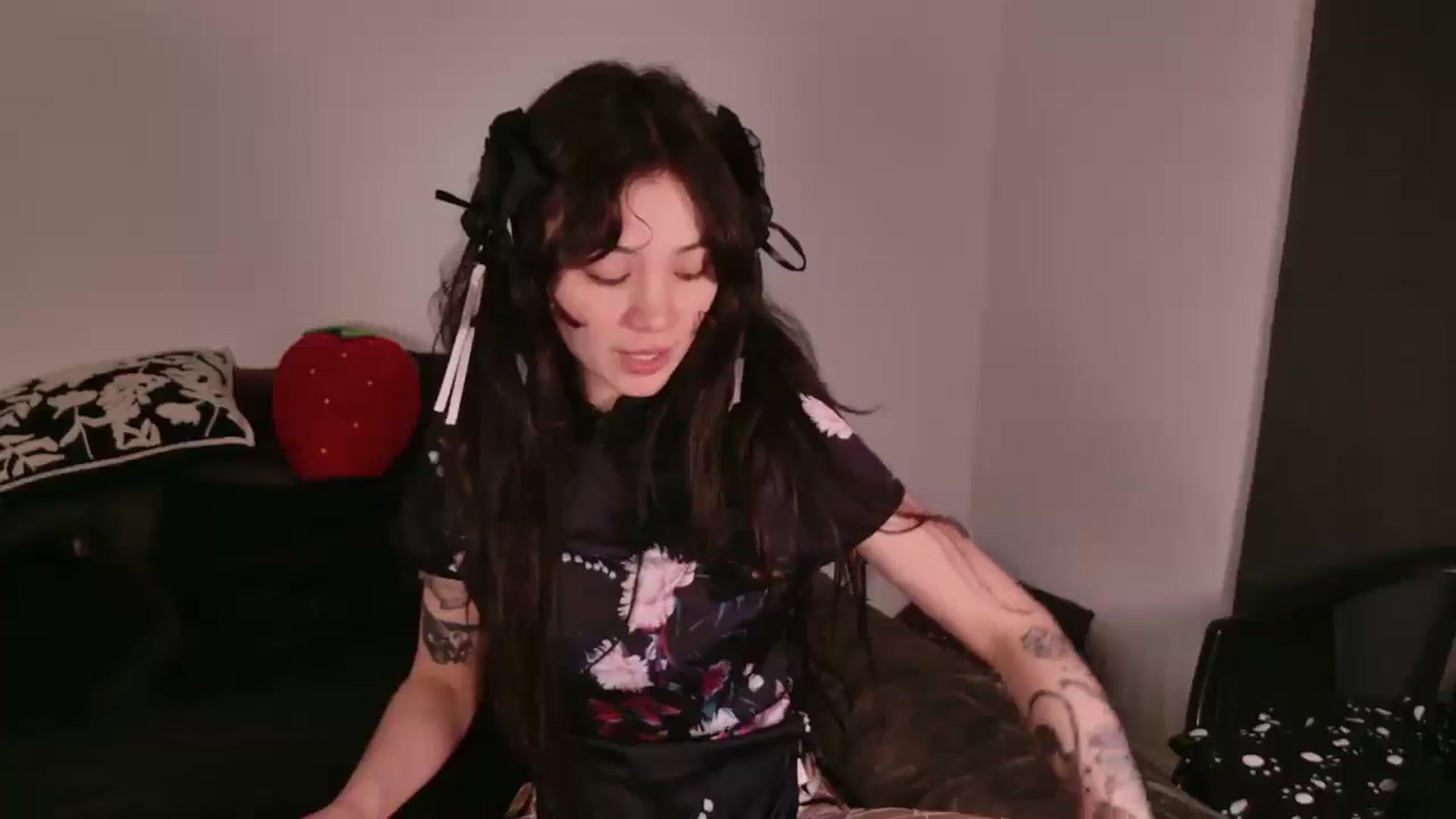 Gallery image thumbnail from Velvetty's myfreecams stream on, 10/18/2025, 05:02 image 2 of 20