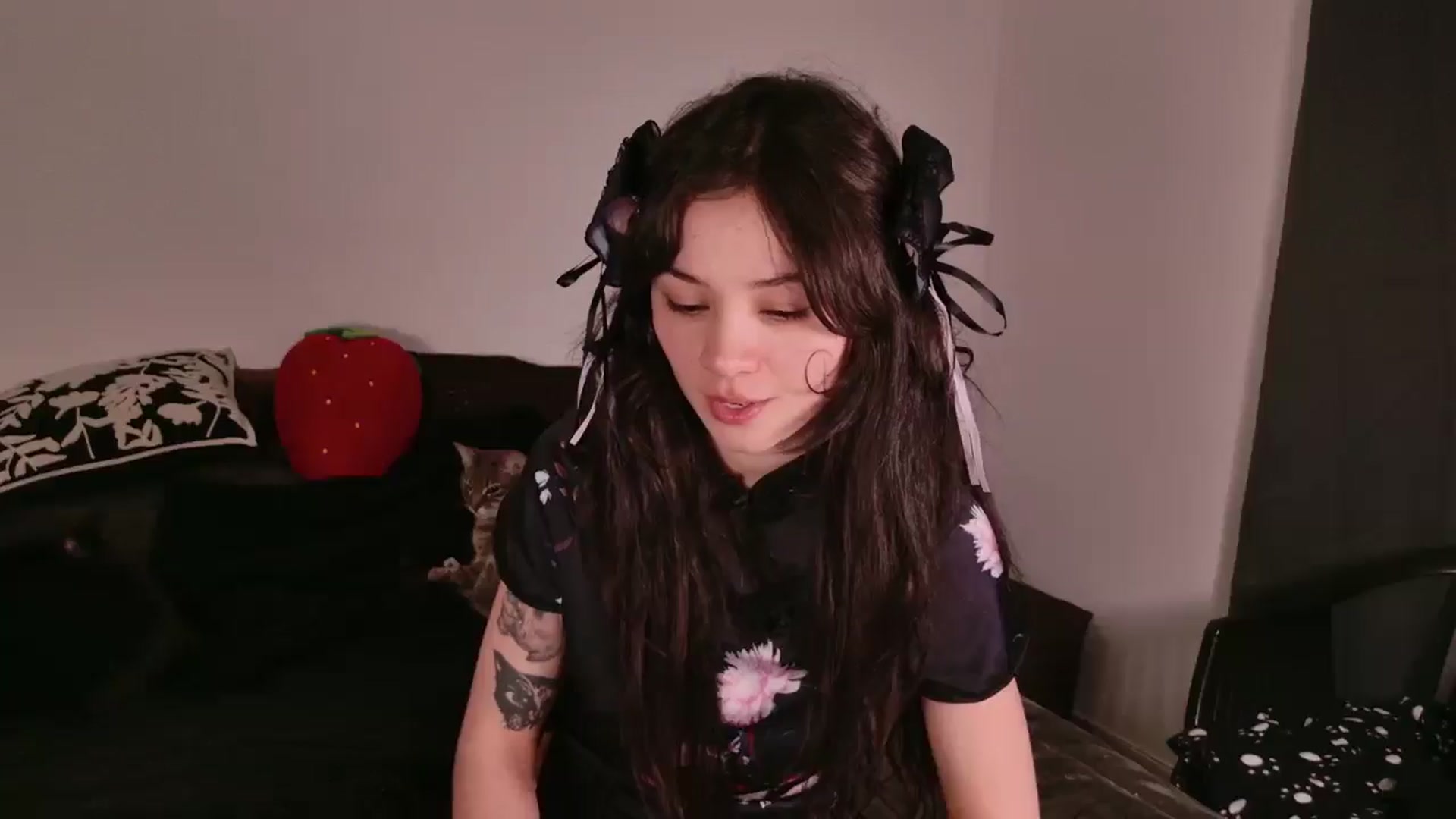 Gallery image thumbnail from Velvetty's myfreecams stream on, 10/18/2025, 05:02 image 8 of 20