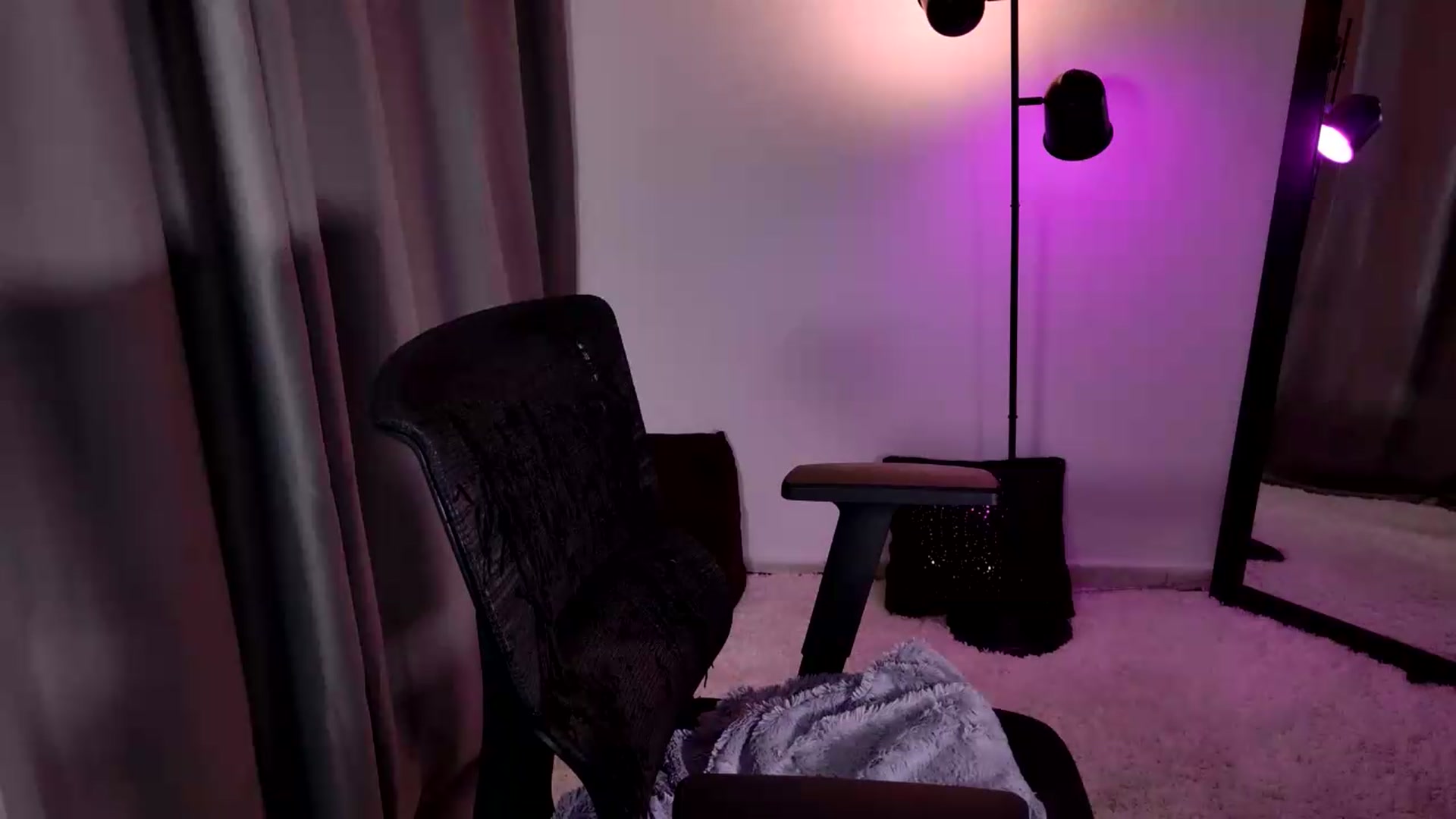 Gallery image thumbnail from Velvetty's myfreecams stream on, 08/22/2026, 02:14 image 16 of 20