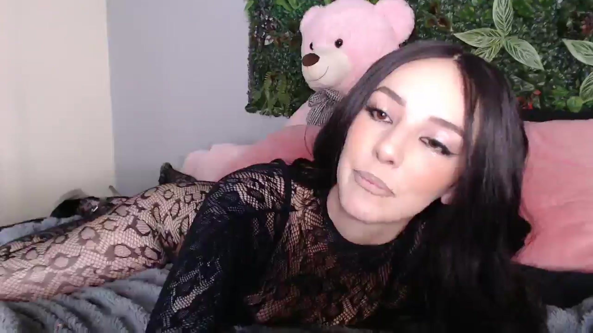 Gallery image thumbnail from Venice_V's myfreecams stream on, 05/07/2025, 23:31 image 17 of 20