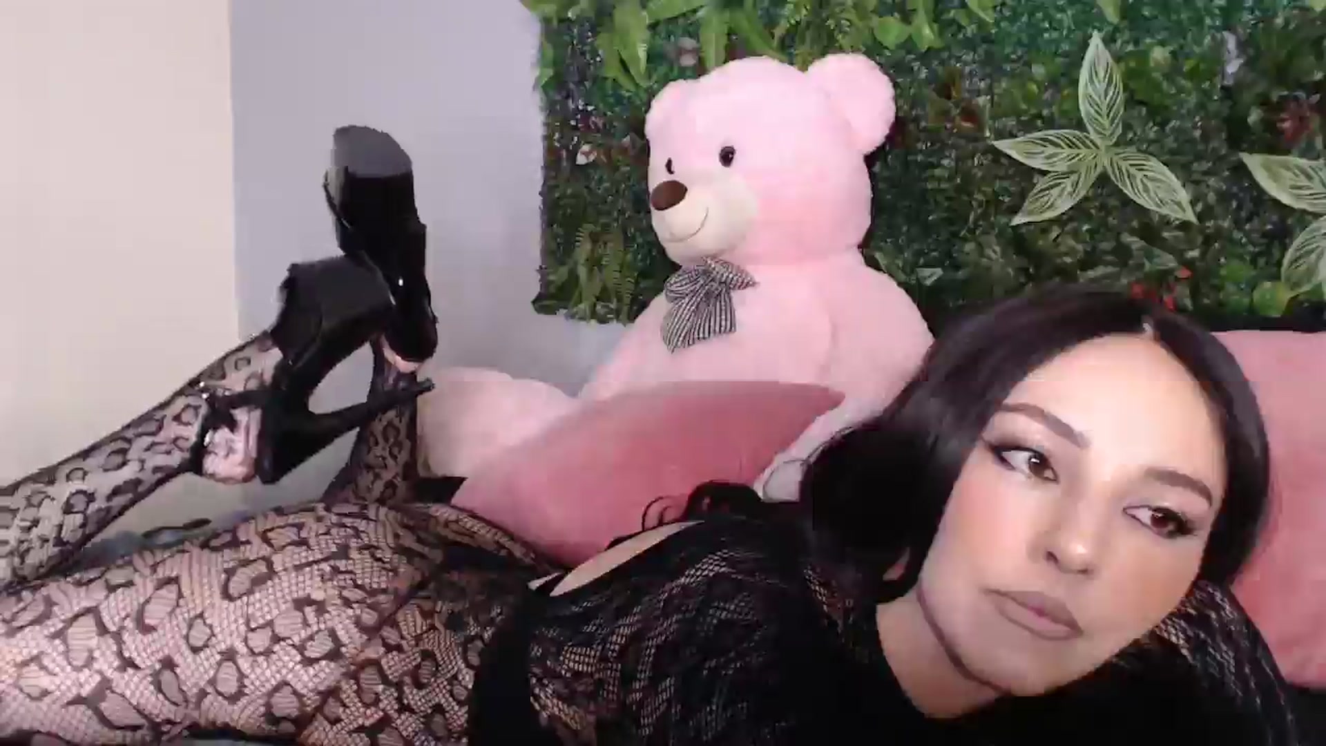Gallery image thumbnail from Venice_V's myfreecams stream on, 05/07/2025, 23:31 image 11 of 20
