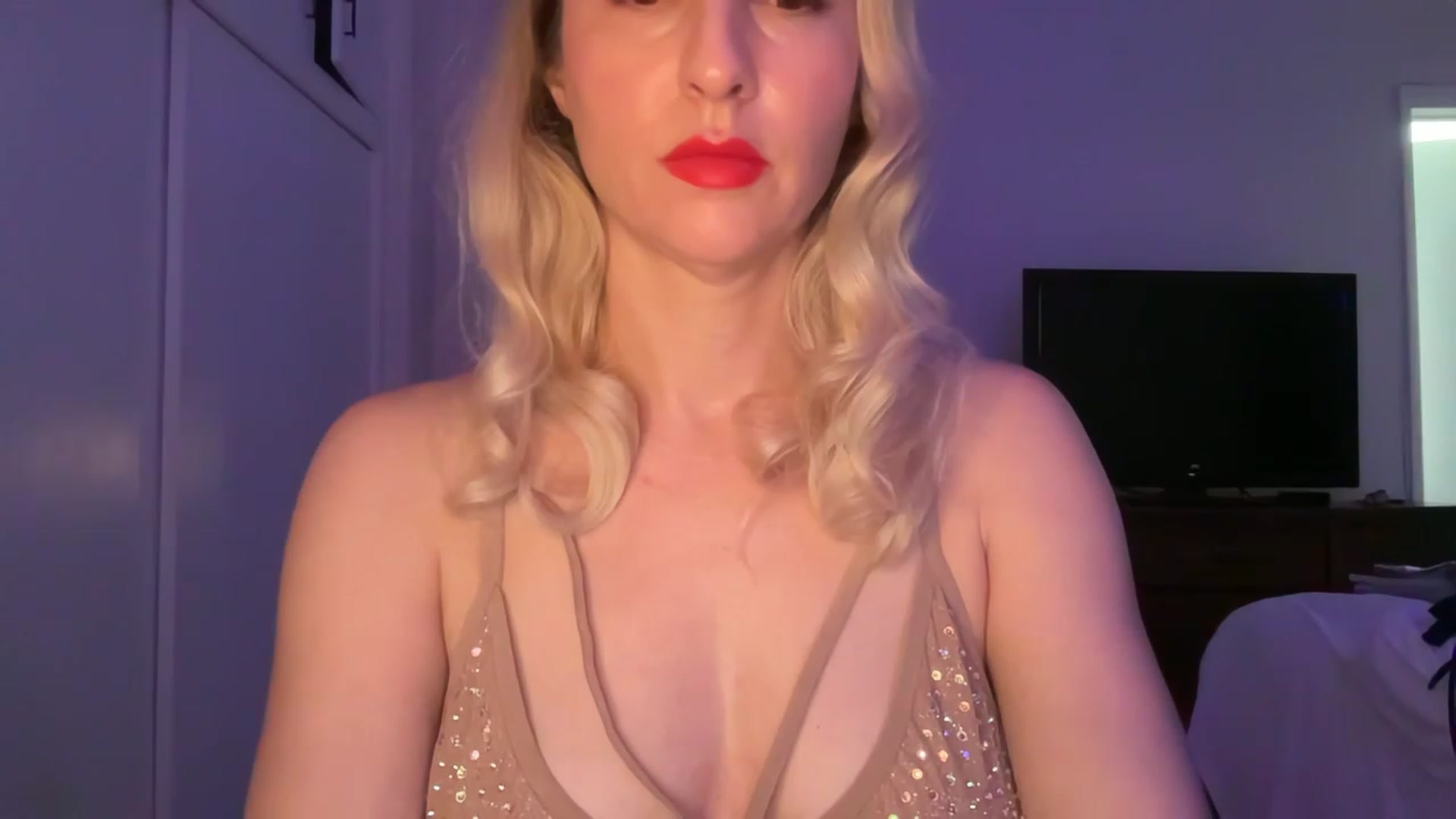 Gallery image thumbnail from Venmome's myfreecams stream on, 01/07/2023, 24:09 image 19 of 20