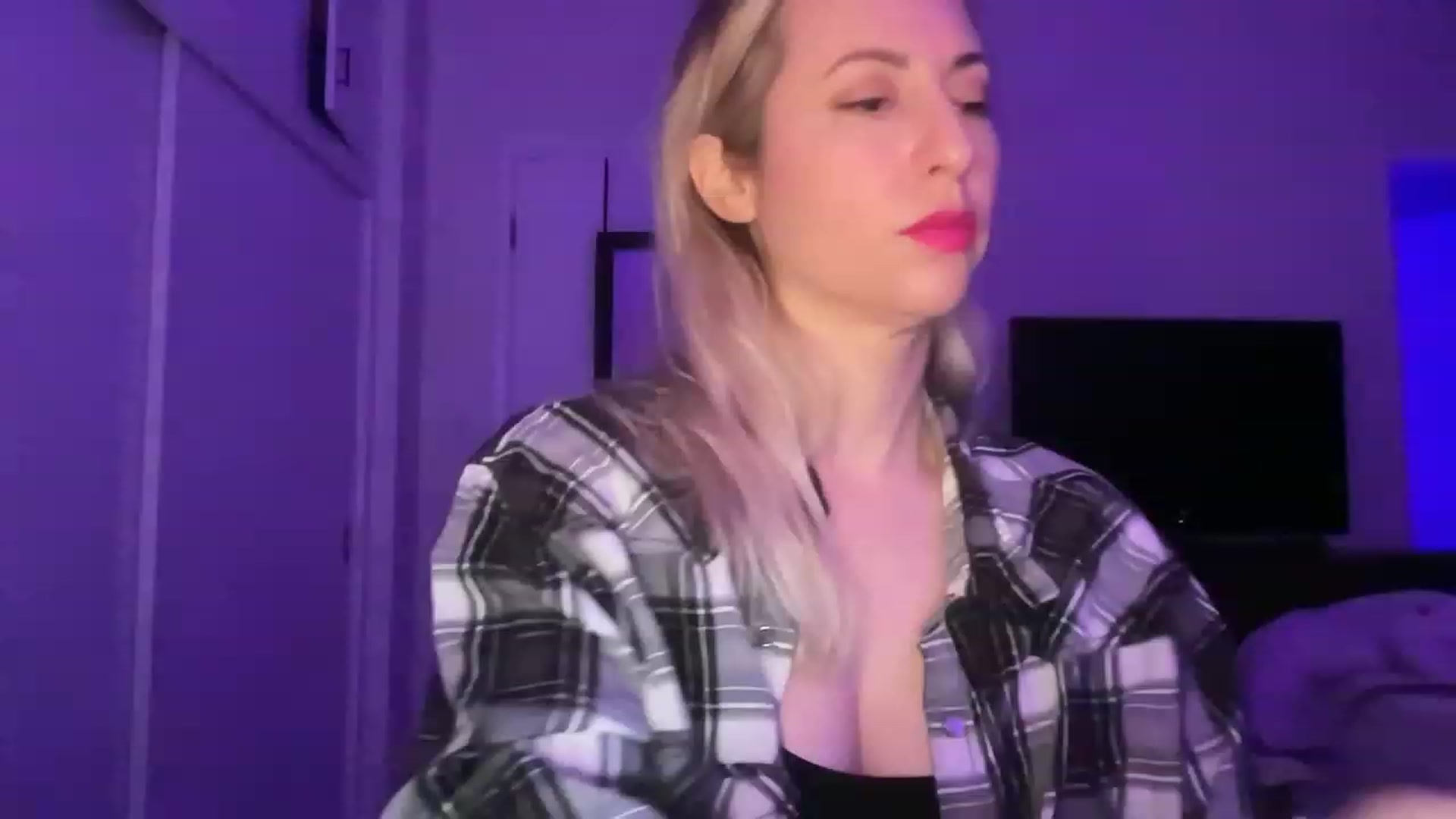 Gallery image thumbnail from Venmome's myfreecams stream on, 01/17/2023, 03:49 image 15 of 20