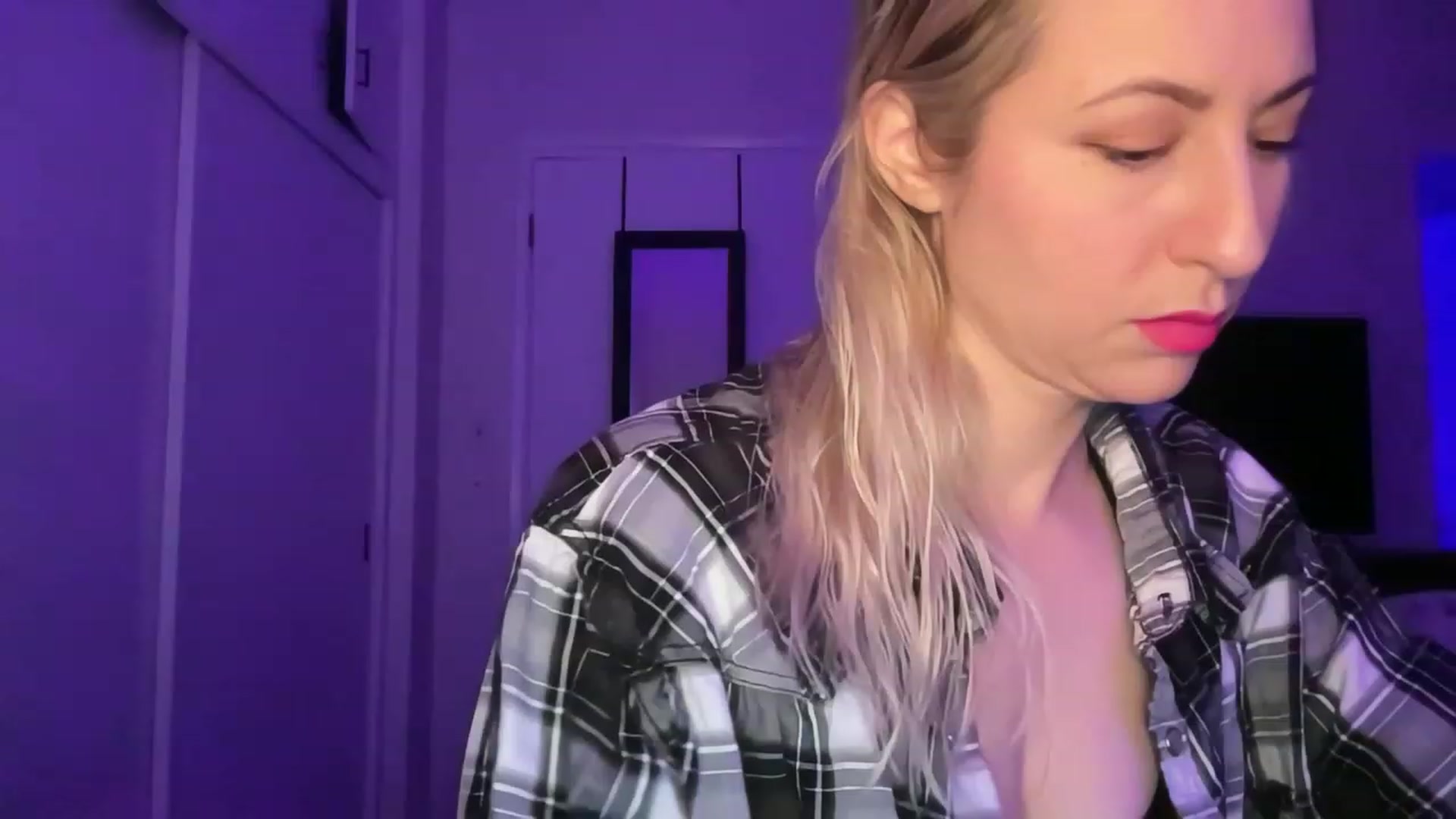Gallery image thumbnail from Venmome's myfreecams stream on, 01/17/2023, 03:49 image 6 of 20