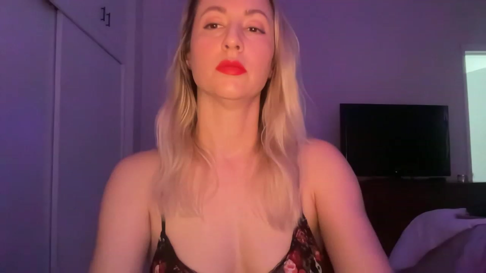 Gallery image thumbnail from Venmome's myfreecams stream on, 04/07/2023, 24:04 image 8 of 20