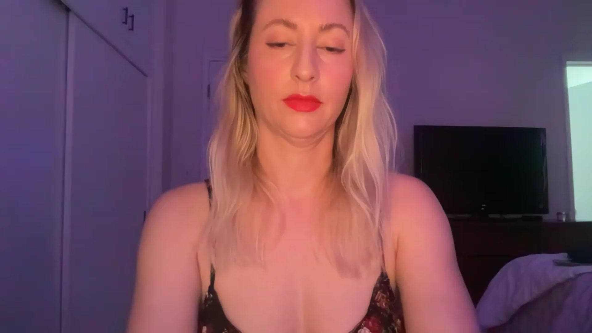 Gallery image thumbnail from Venmome's myfreecams stream on, 04/07/2023, 24:04 image 7 of 20