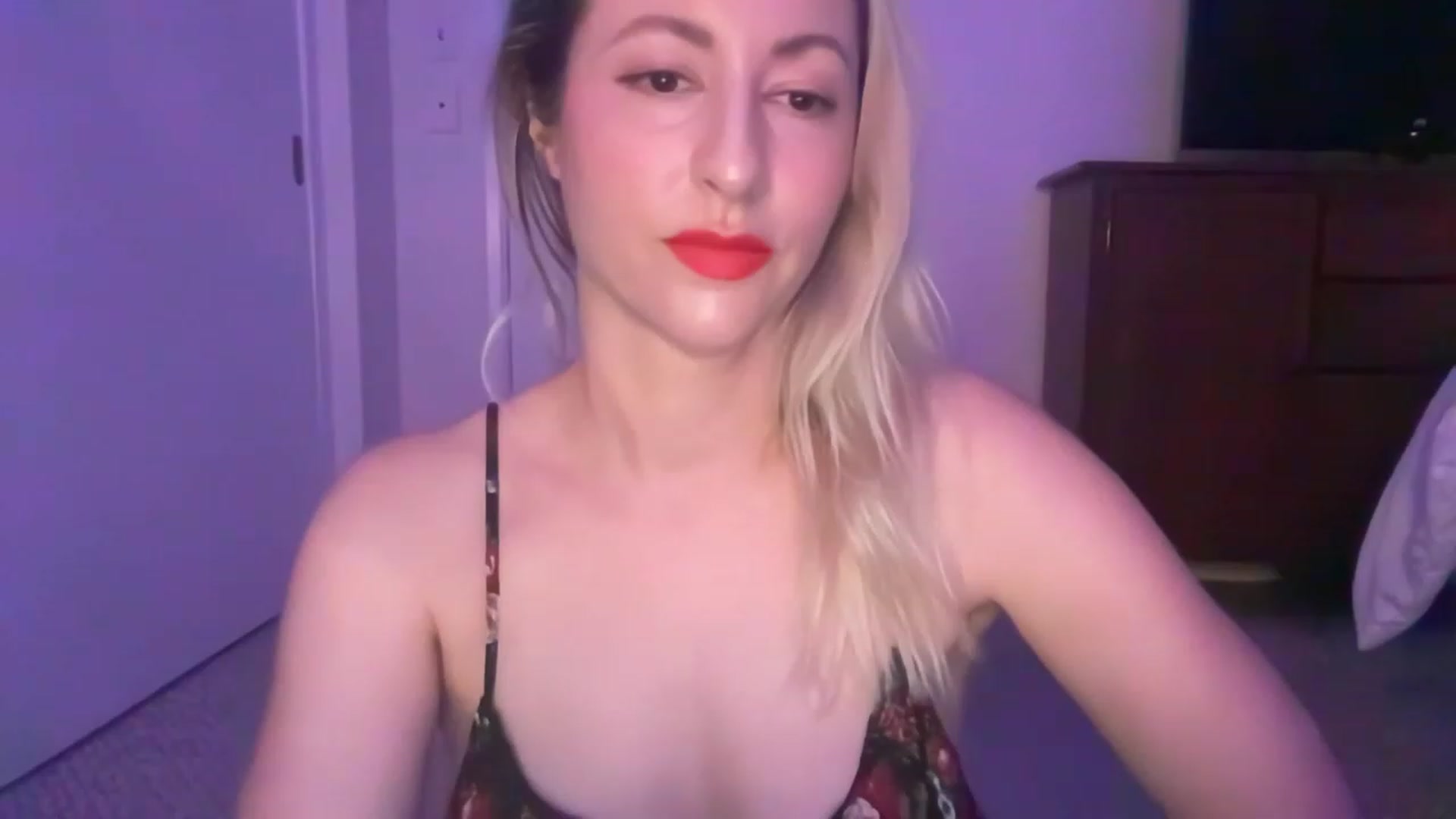 Gallery image thumbnail from Venmome's myfreecams stream on, 04/07/2023, 01:54 image 2 of 20