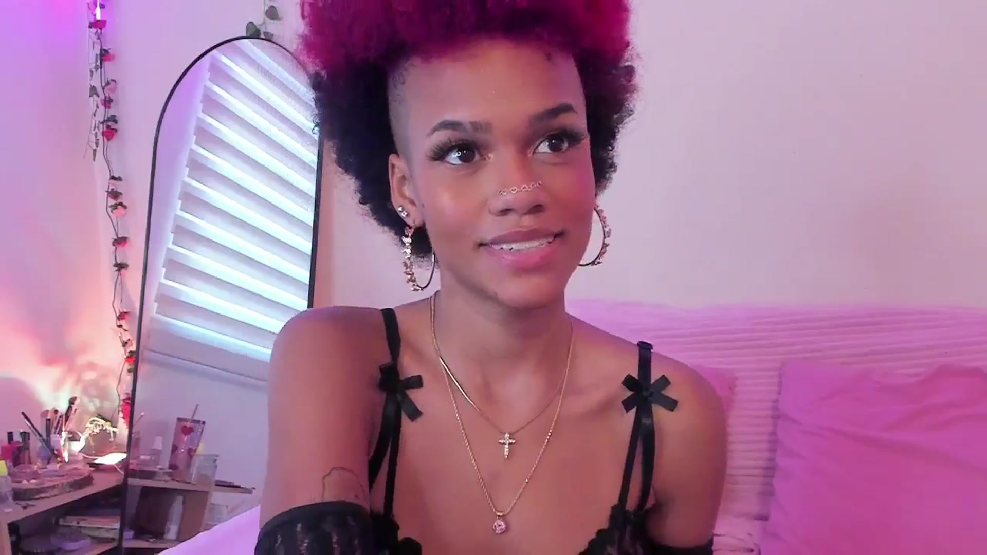 Gallery image thumbnail from VenusFantasy1's myfreecams stream on, 06/17/2025, 16:02 image 6 of 20