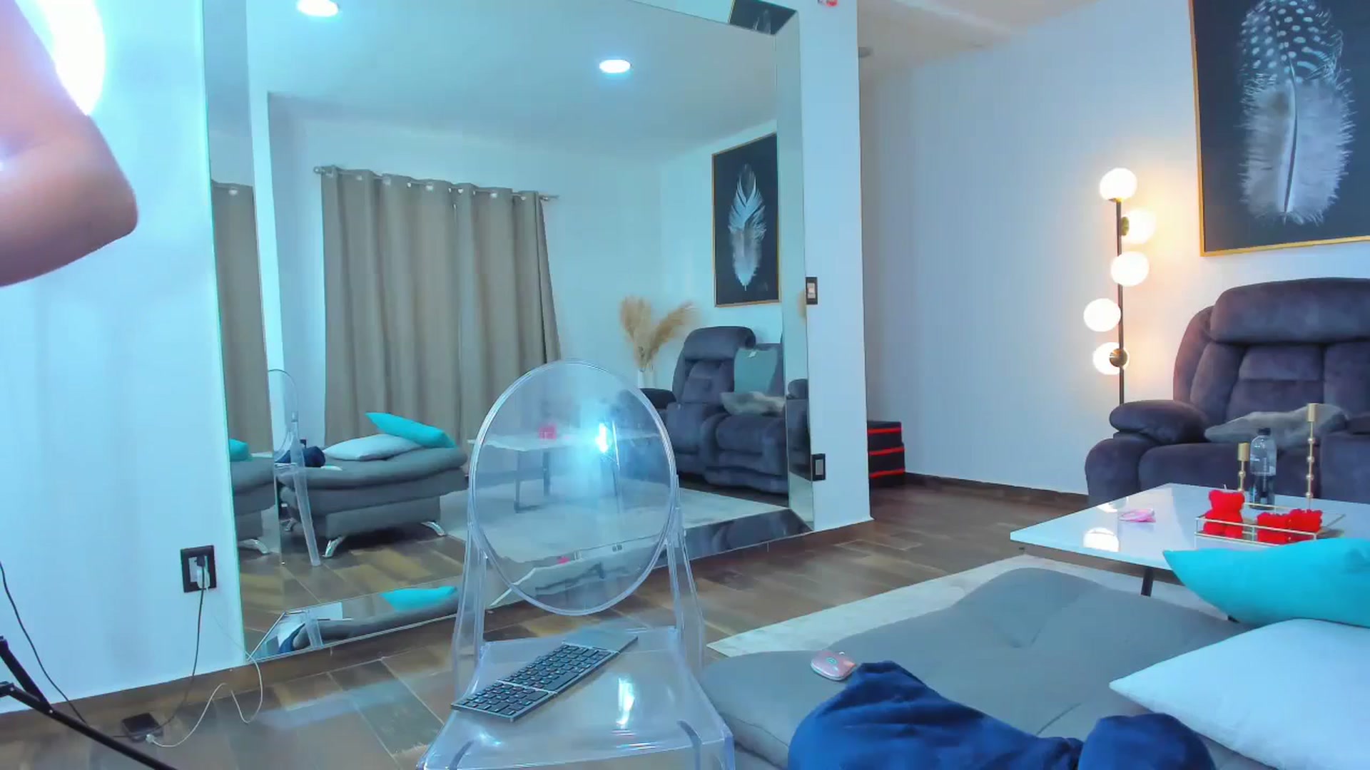 Gallery image thumbnail from Veracarusso's myfreecams stream on, 03/17/2024, 24:32 image 8 of 20