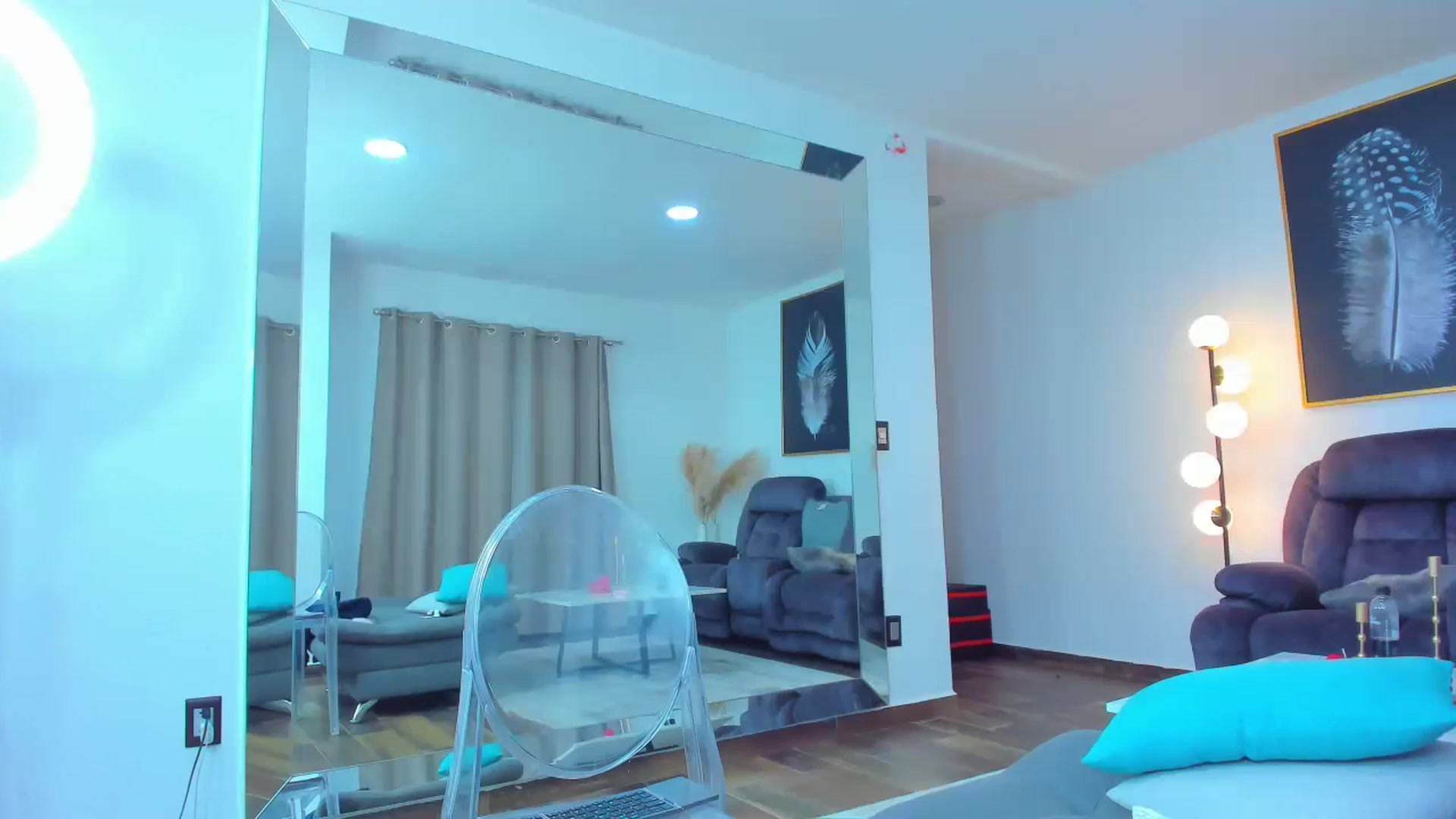 Gallery image thumbnail from Veracarusso's myfreecams stream on, 03/17/2024, 04:26 image 16 of 20