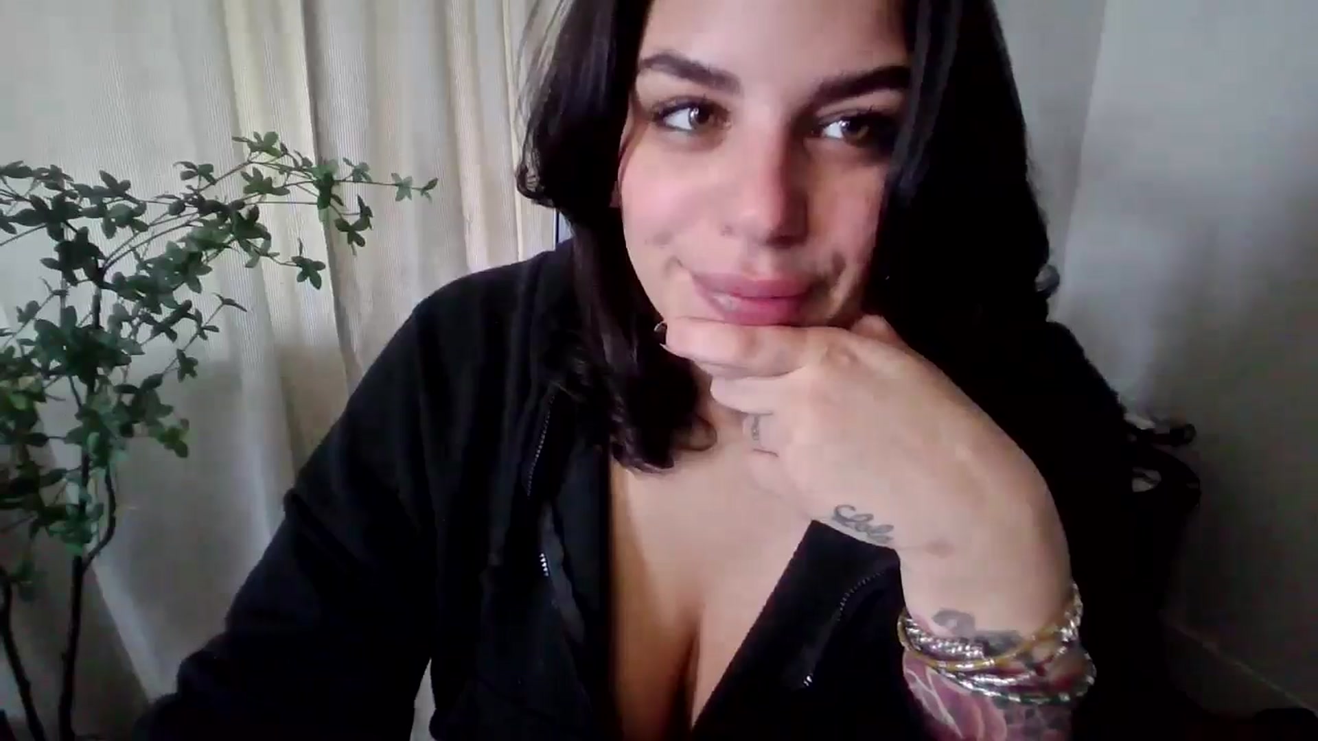 Gallery image thumbnail from Veravex's myfreecams stream on, 06/17/2025, 15:17 image 4 of 20