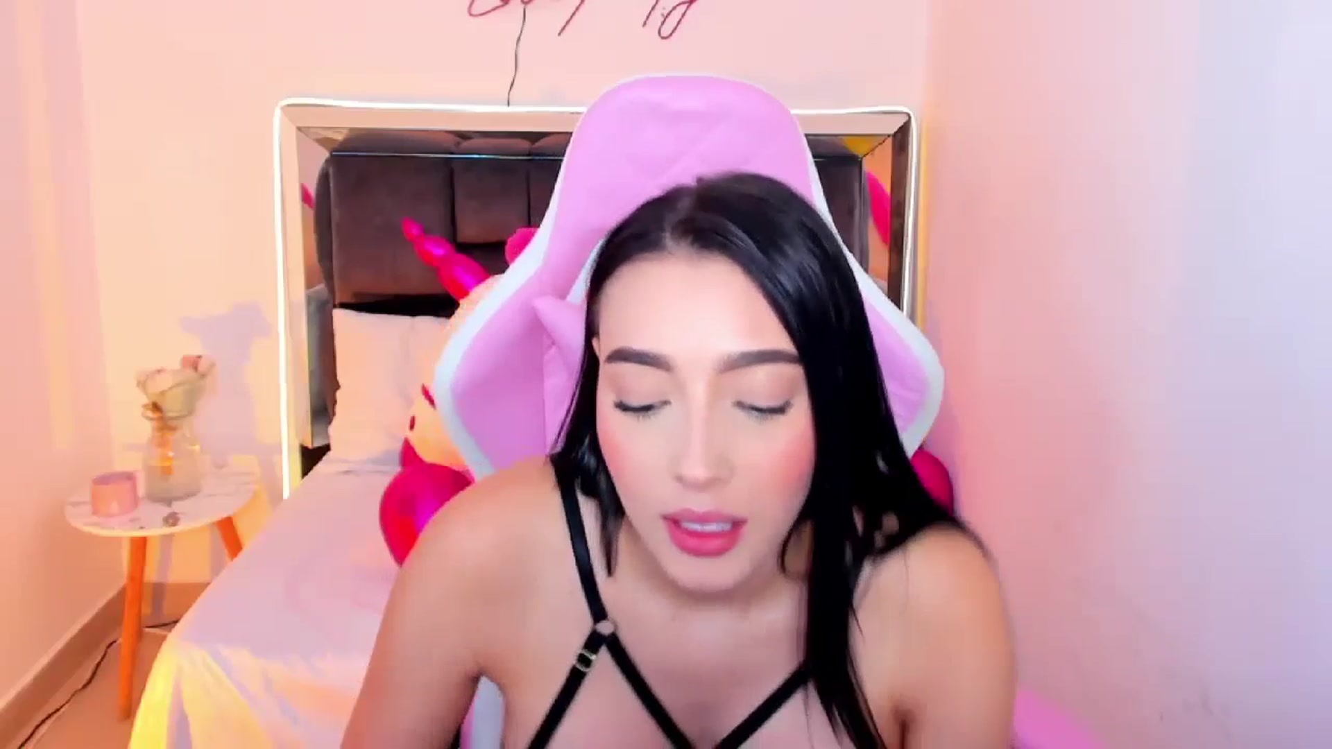 Gallery image thumbnail from Vero_h's myfreecams stream on, 11/25/2024, 18:22 image 4 of 20