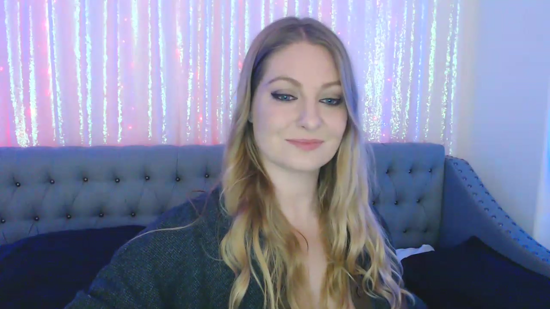 Gallery image thumbnail from VeronicaOMG's myfreecams stream on, 11/27/2022, 05:58 image 10 of 20