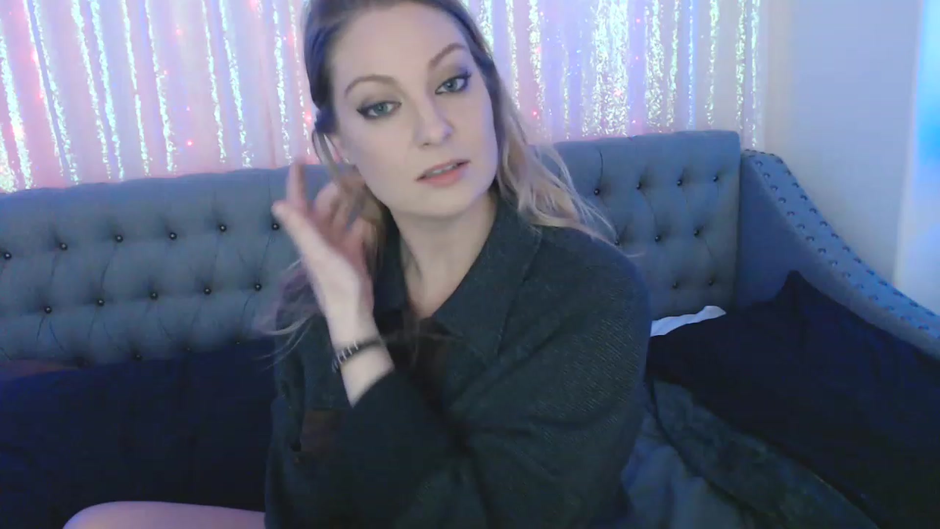 Gallery image thumbnail from VeronicaOMG's myfreecams stream on, 11/27/2022, 06:53 image 6 of 20