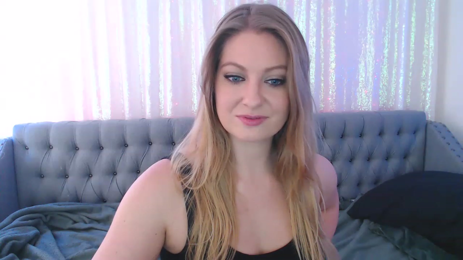 Gallery image thumbnail from VeronicaOMG's myfreecams stream on, 11/29/2022, 16:42 image 7 of 20