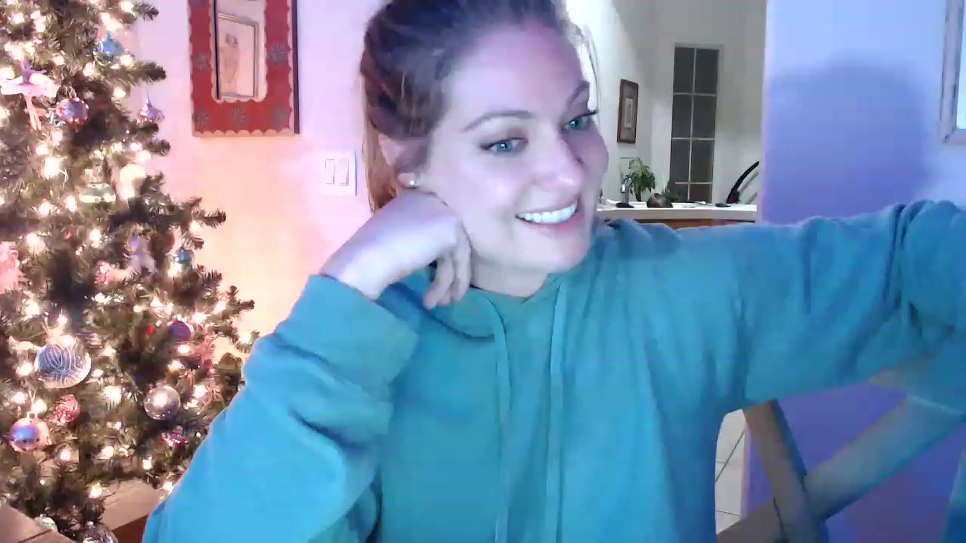 Gallery image thumbnail from VeronicaOMG's myfreecams stream on, 12/05/2022, 02:32 image 17 of 20