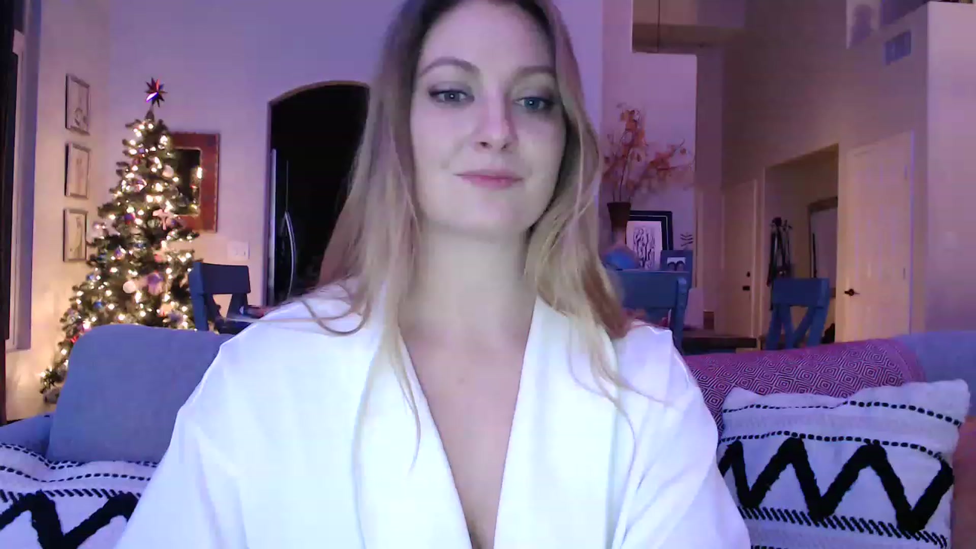 Gallery image thumbnail from VeronicaOMG's myfreecams stream on, 12/08/2022, 03:39 image 1 of 20