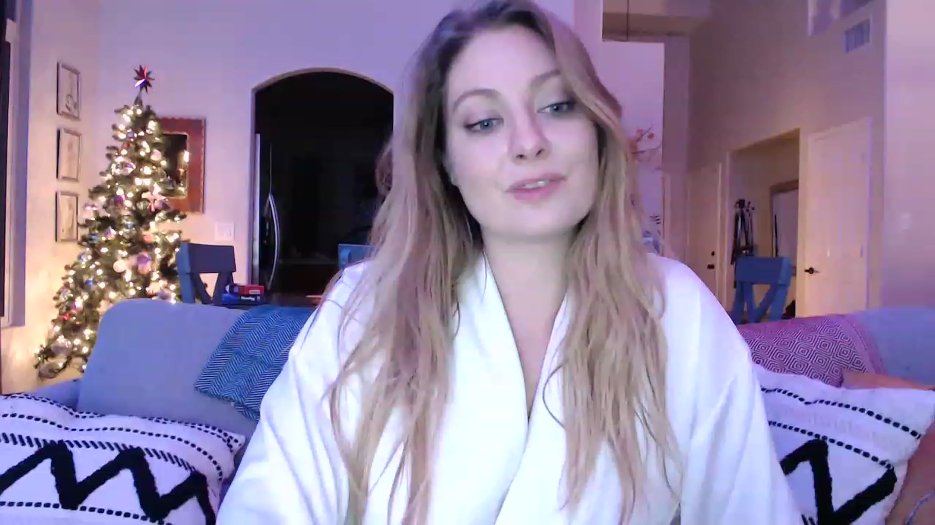Gallery image thumbnail from VeronicaOMG's myfreecams stream on, 12/08/2022, 03:39 image 17 of 20