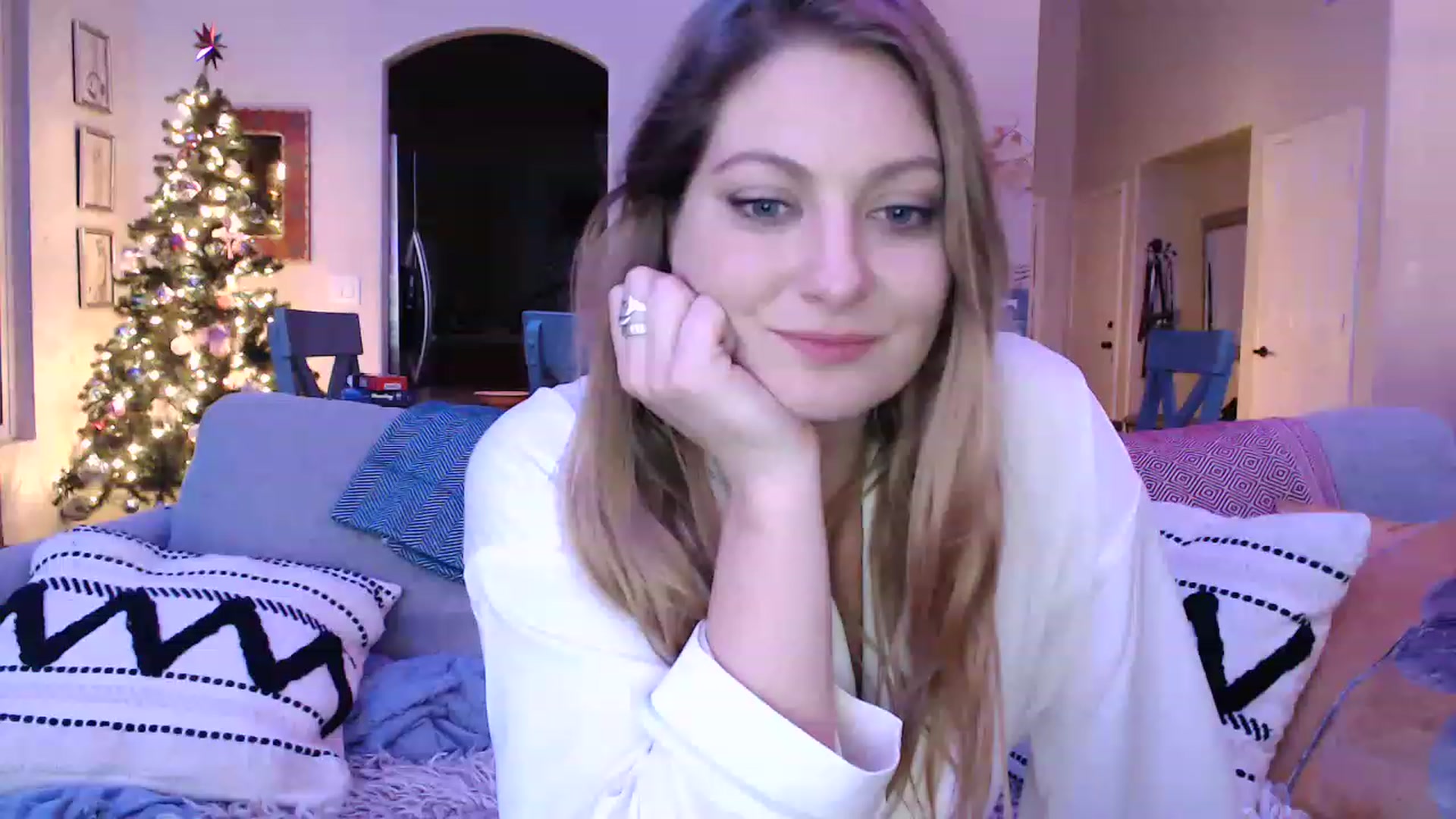 Gallery image thumbnail from VeronicaOMG's myfreecams stream on, 12/08/2022, 03:39 image 10 of 20