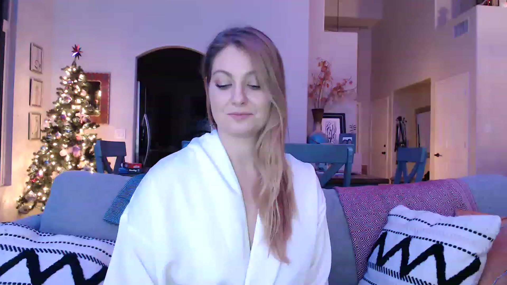 Gallery image thumbnail from VeronicaOMG's myfreecams stream on, 12/08/2022, 03:39 image 15 of 20