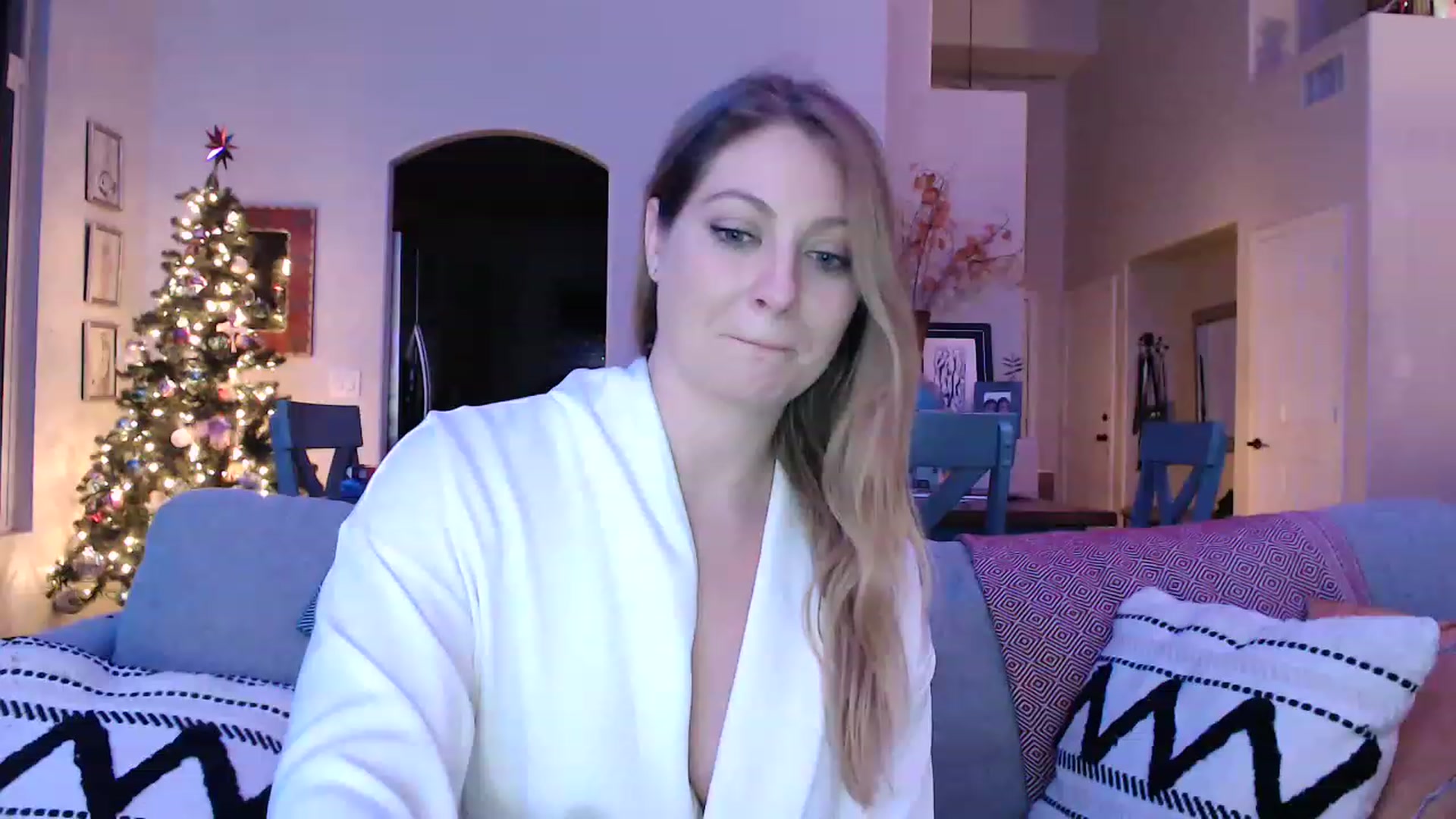 Gallery image thumbnail from VeronicaOMG's myfreecams stream on, 12/08/2022, 03:39 image 16 of 20