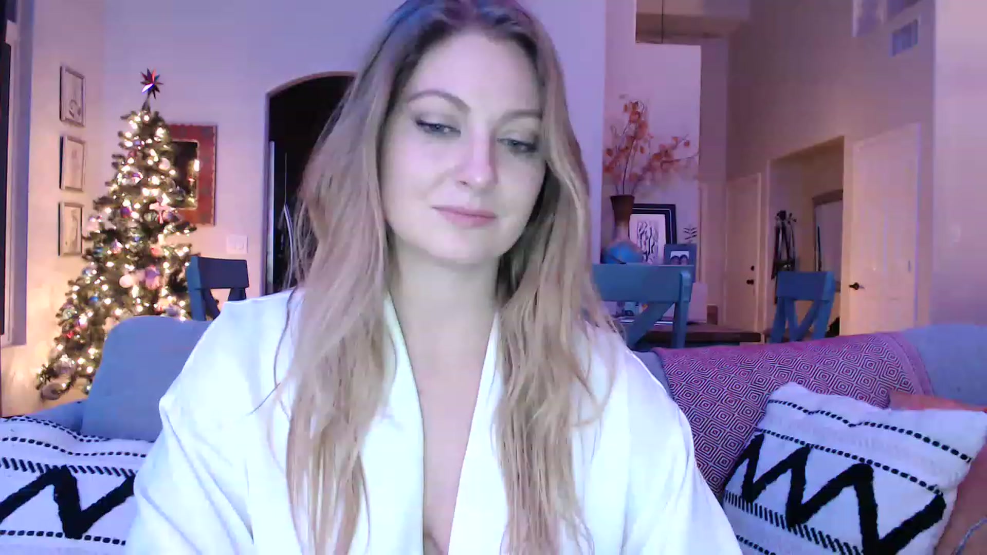 Gallery image thumbnail from VeronicaOMG's myfreecams stream on, 12/08/2022, 03:39 image 18 of 20