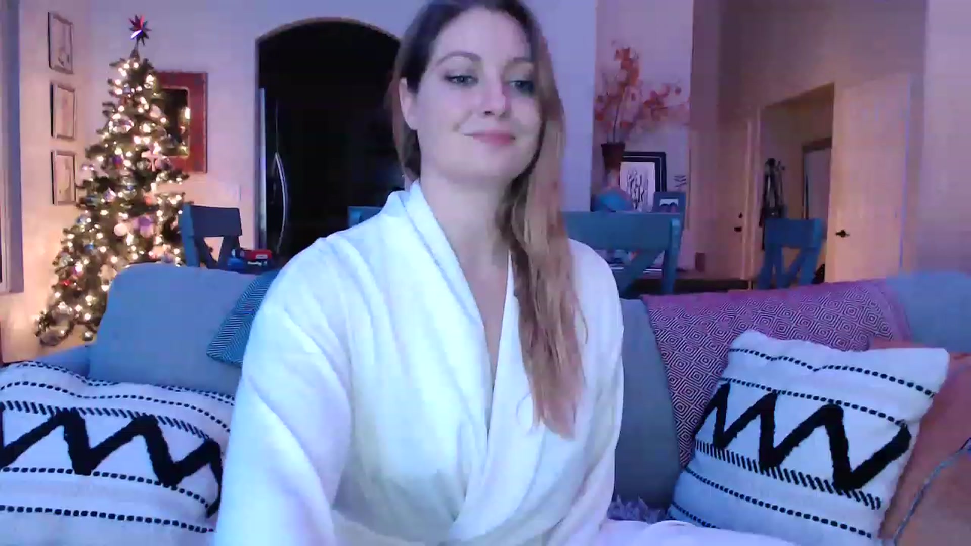 Gallery image thumbnail from VeronicaOMG's myfreecams stream on, 12/08/2022, 03:39 image 13 of 20