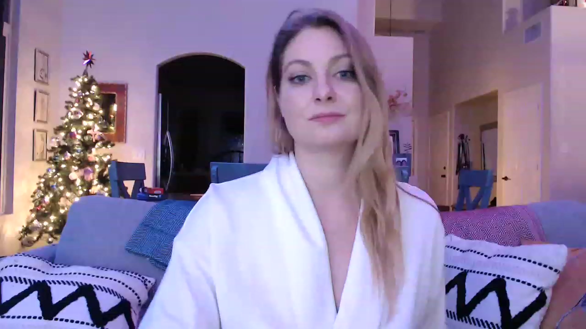 Gallery image thumbnail from VeronicaOMG's myfreecams stream on, 12/08/2022, 03:39 image 14 of 20