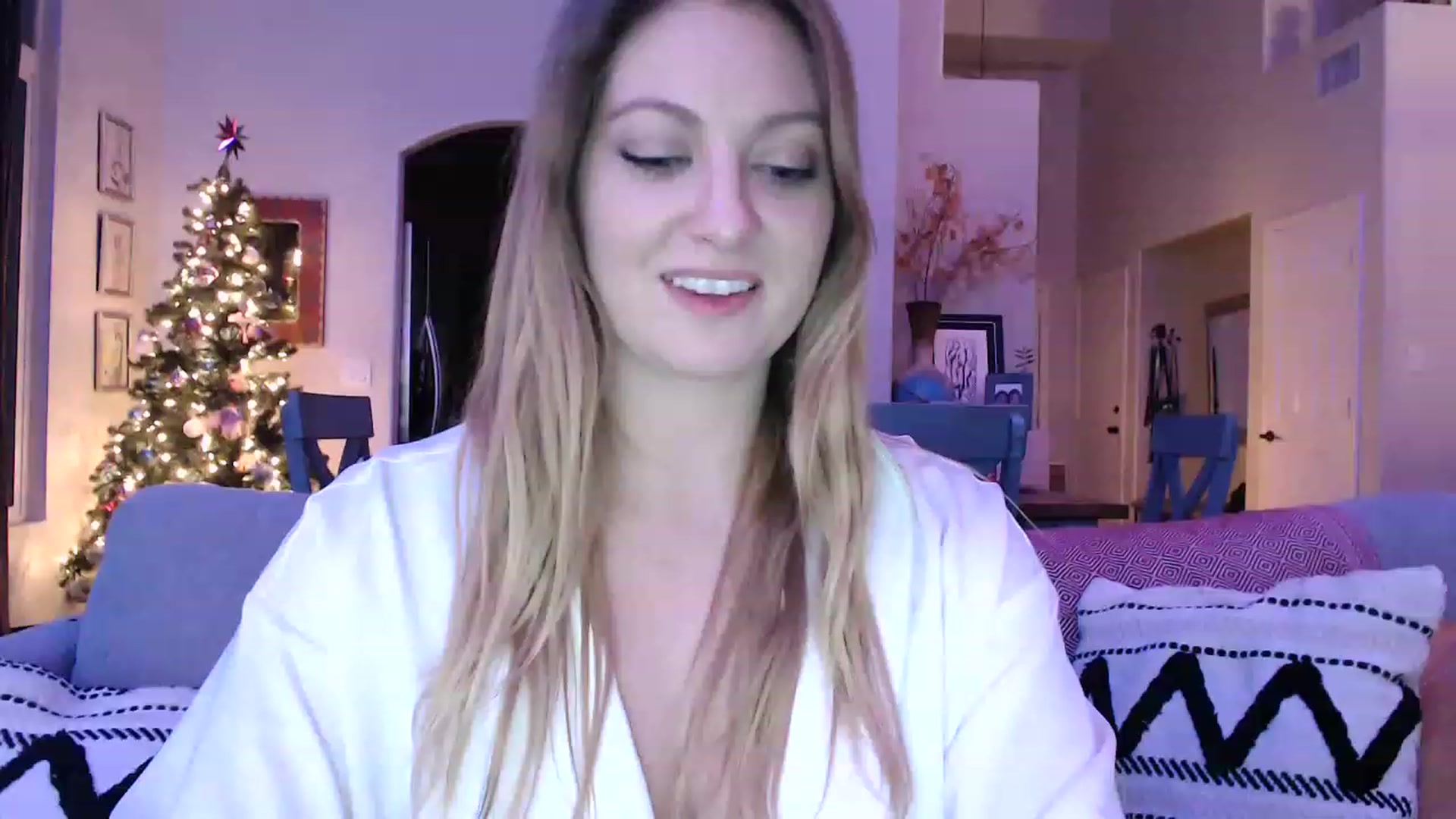 Gallery image thumbnail from VeronicaOMG's myfreecams stream on, 12/08/2022, 03:39 image 2 of 20
