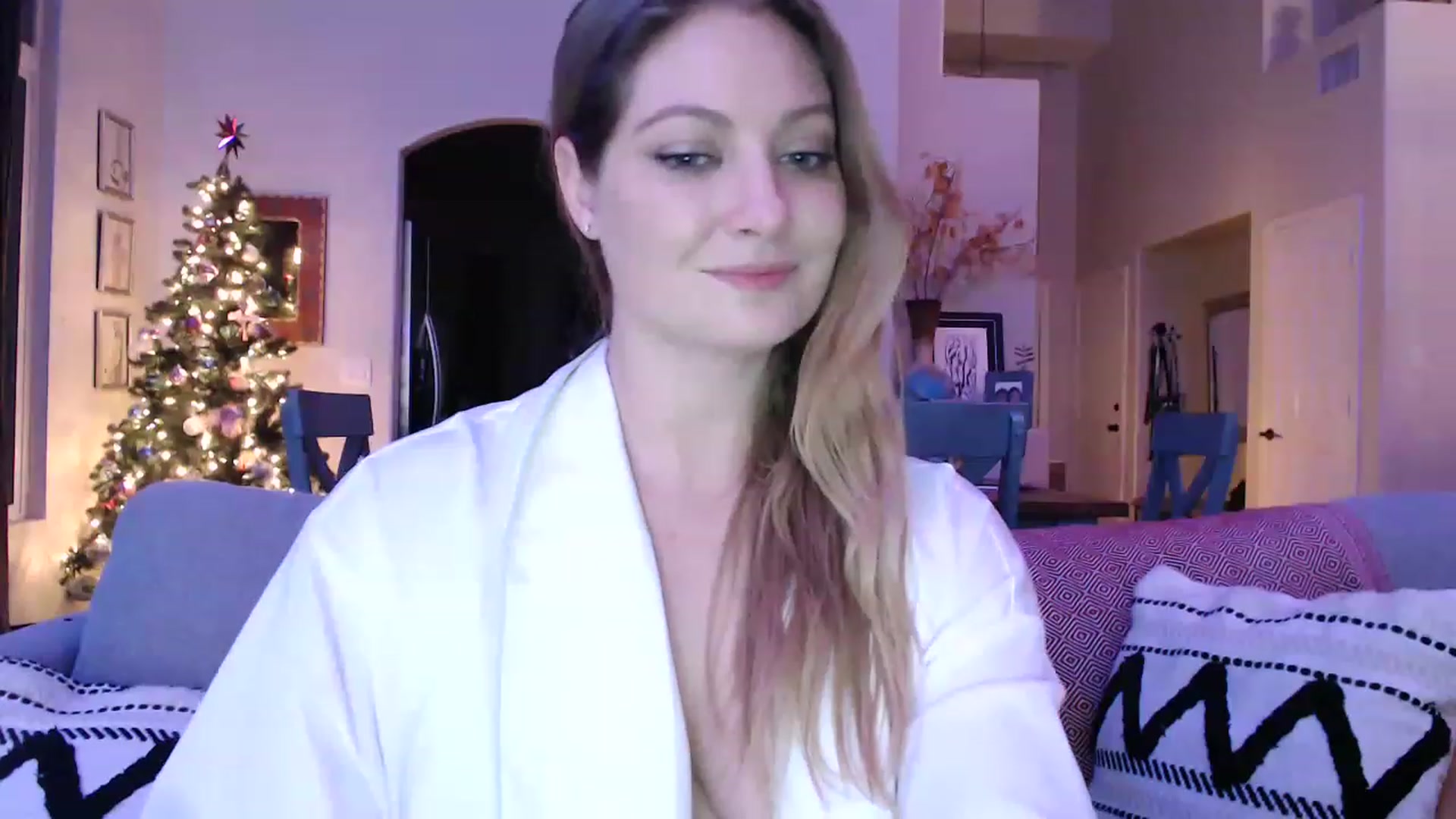 Gallery image thumbnail from VeronicaOMG's myfreecams stream on, 12/08/2022, 03:39 image 6 of 20