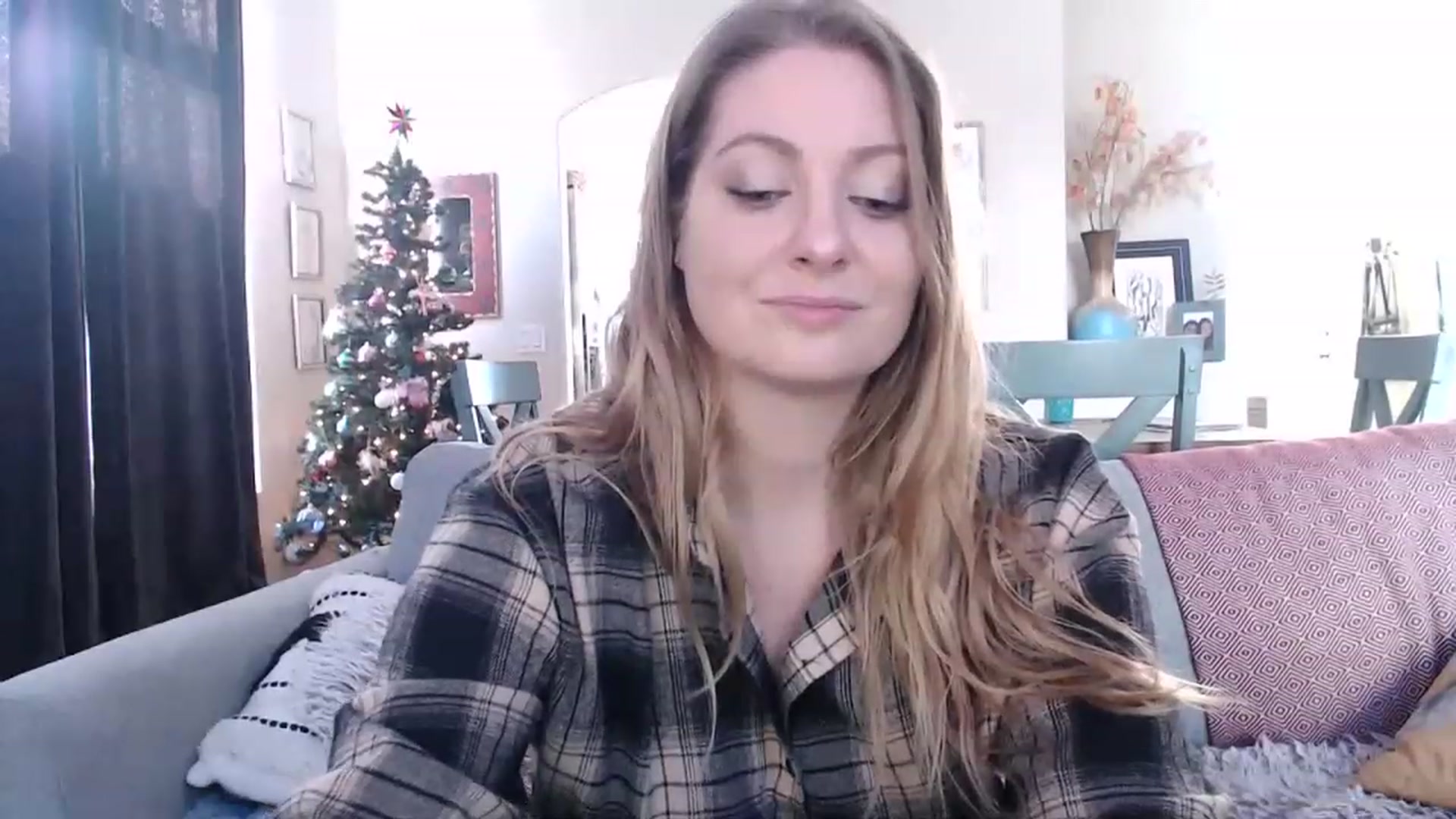Gallery image thumbnail from VeronicaOMG's myfreecams stream on, 12/08/2022, 16:59 image 18 of 20