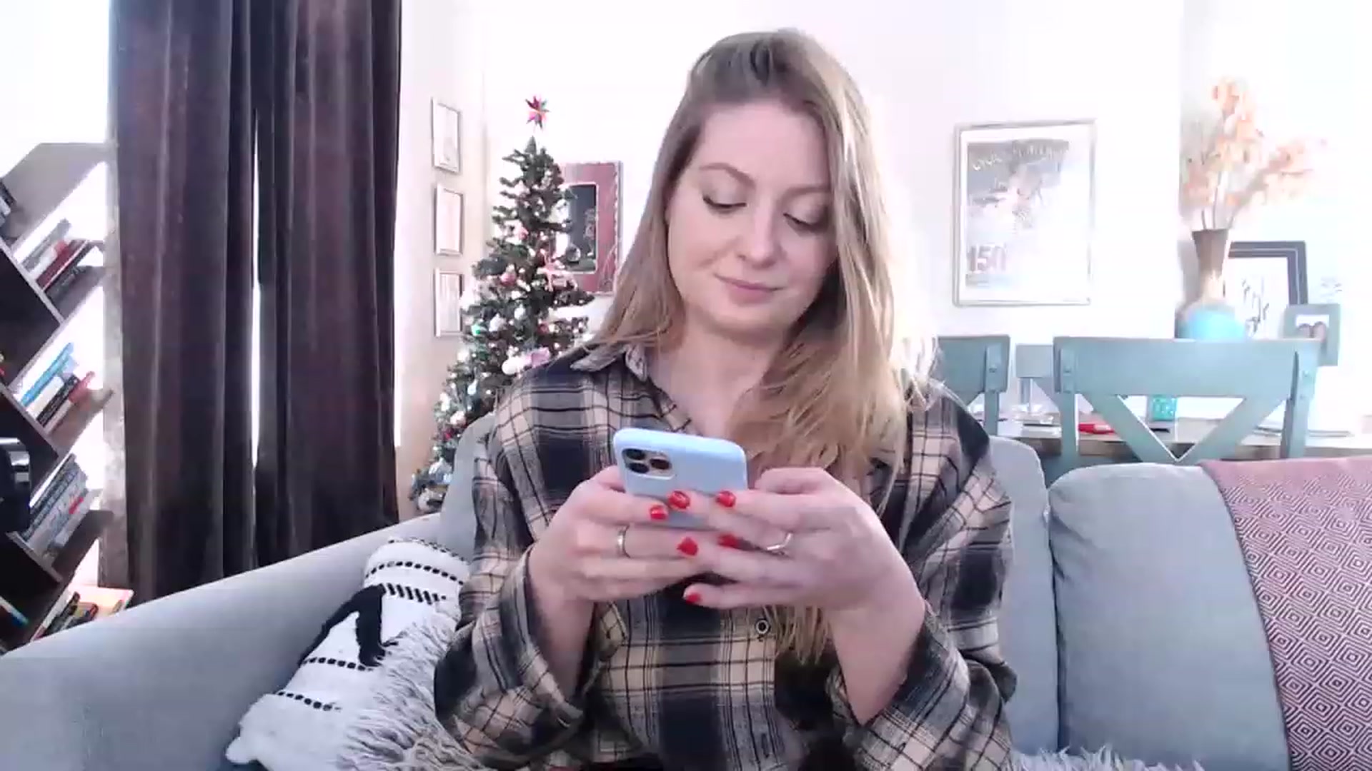 Gallery image thumbnail from VeronicaOMG's myfreecams stream on, 12/08/2022, 18:06 image 17 of 20