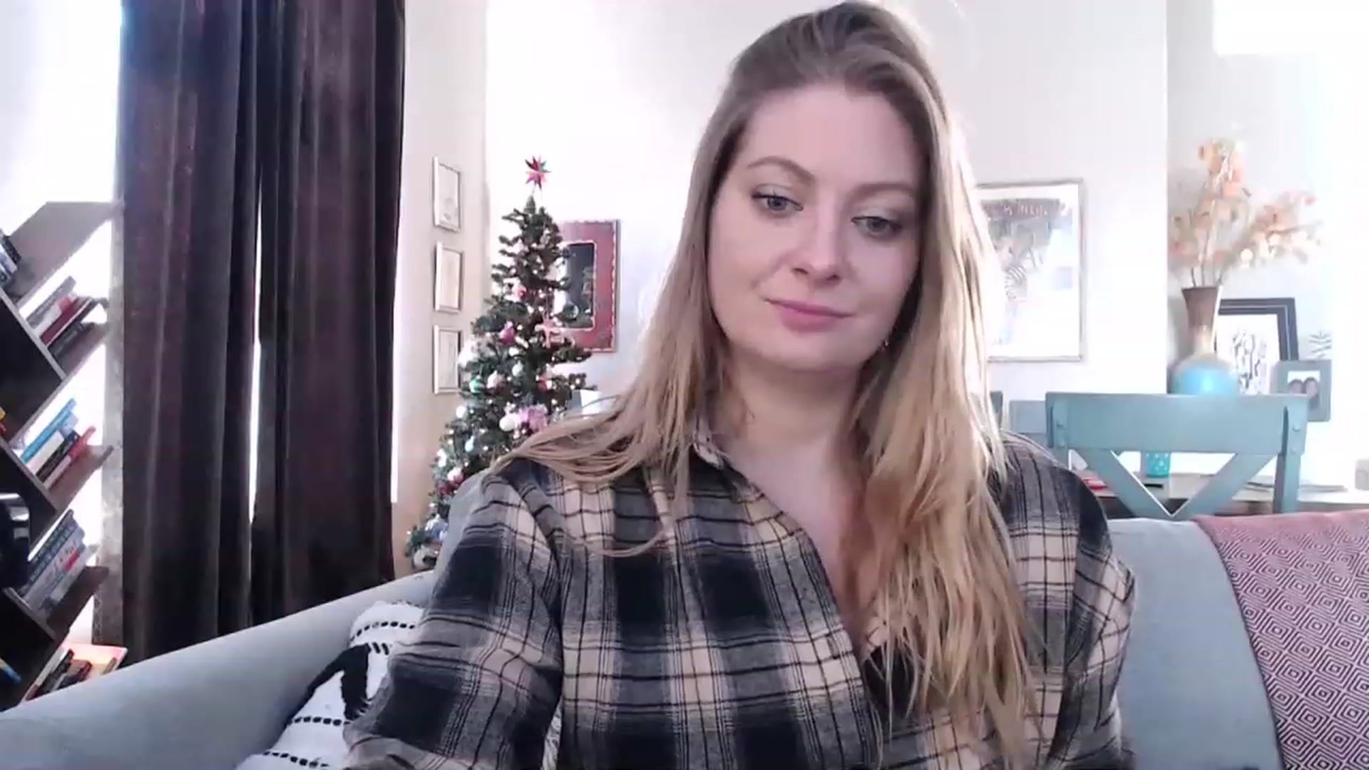 Gallery image thumbnail from VeronicaOMG's myfreecams stream on, 12/08/2022, 18:06 image 13 of 20