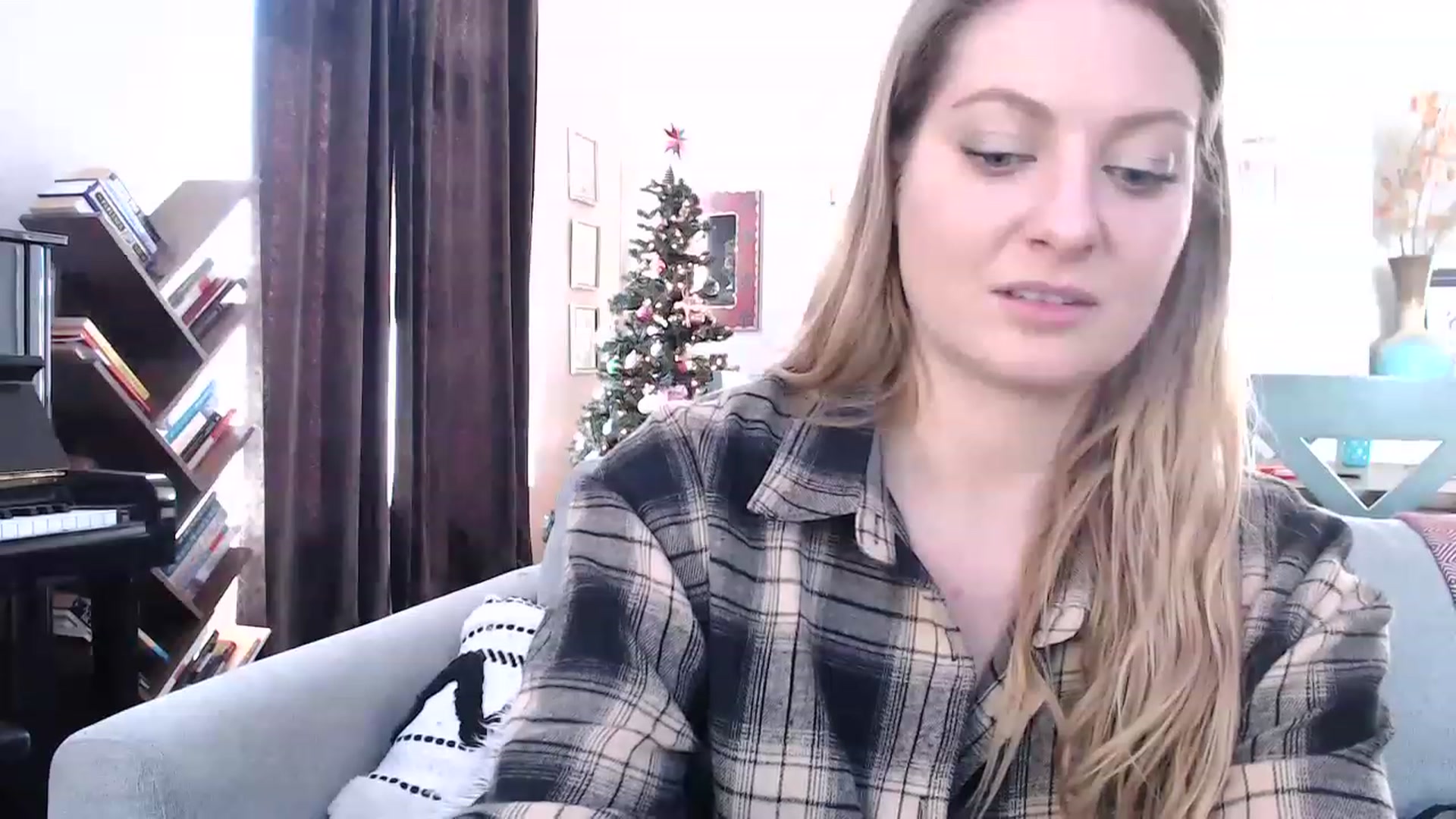 Gallery image thumbnail from VeronicaOMG's myfreecams stream on, 12/08/2022, 18:06 image 6 of 20