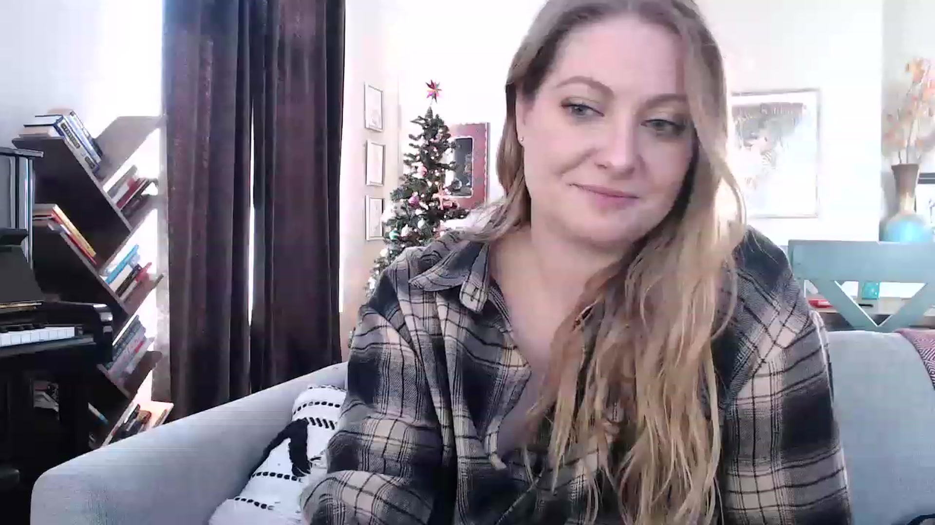 Gallery image thumbnail from VeronicaOMG's myfreecams stream on, 12/08/2022, 18:06 image 4 of 20