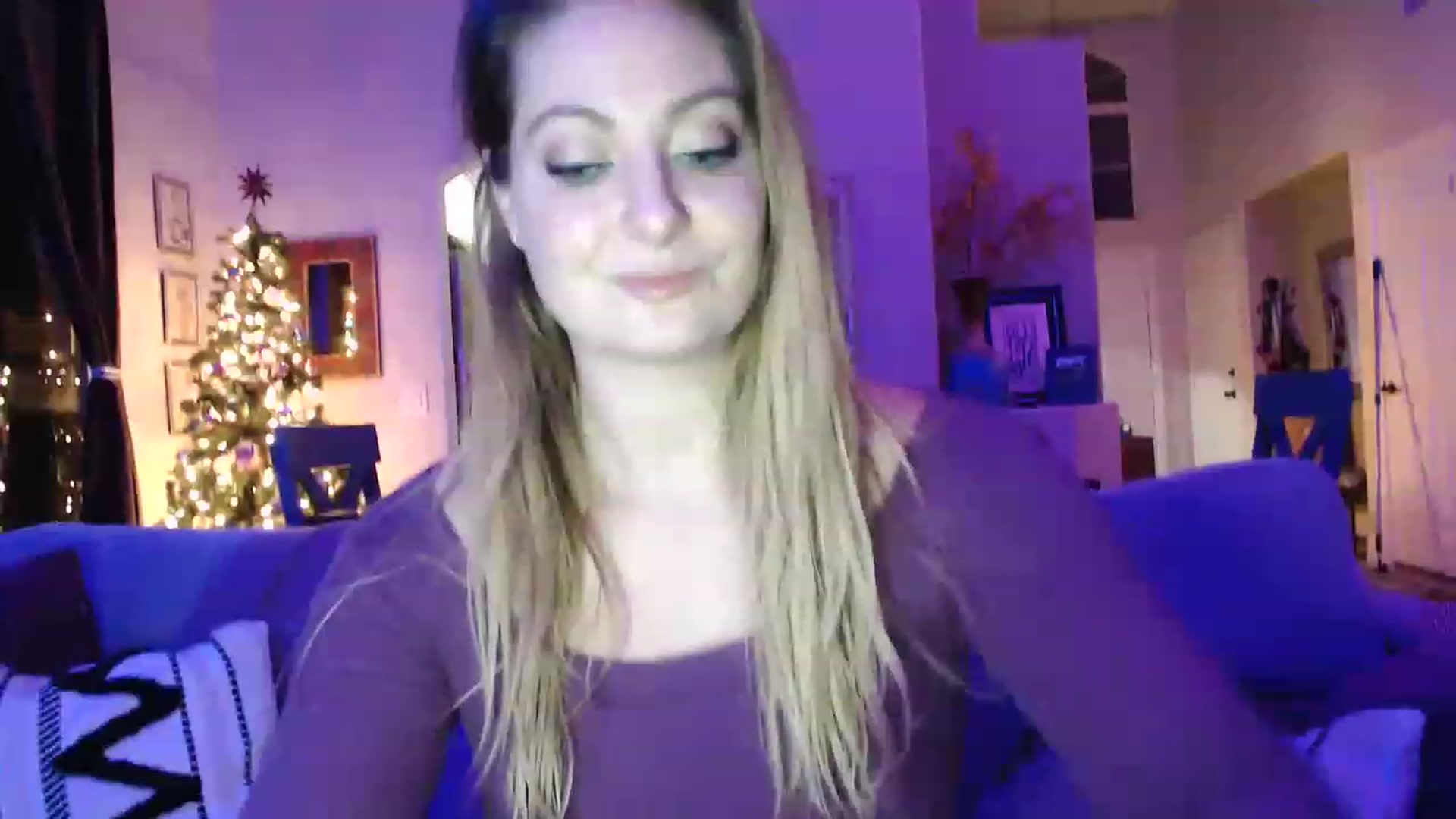 Gallery image thumbnail from VeronicaOMG's myfreecams stream on, 12/13/2022, 02:37 image 4 of 20