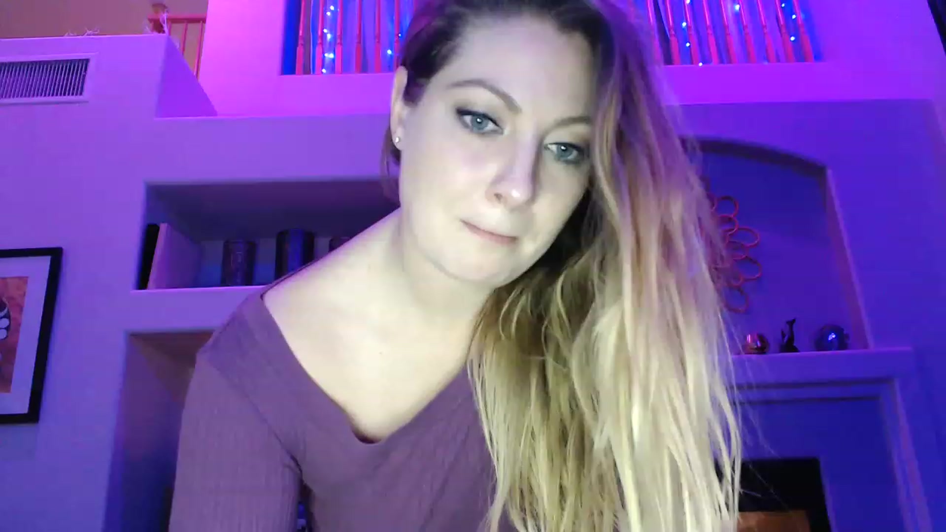 Gallery image thumbnail from VeronicaOMG's myfreecams stream on, 12/13/2022, 02:37 image 1 of 20