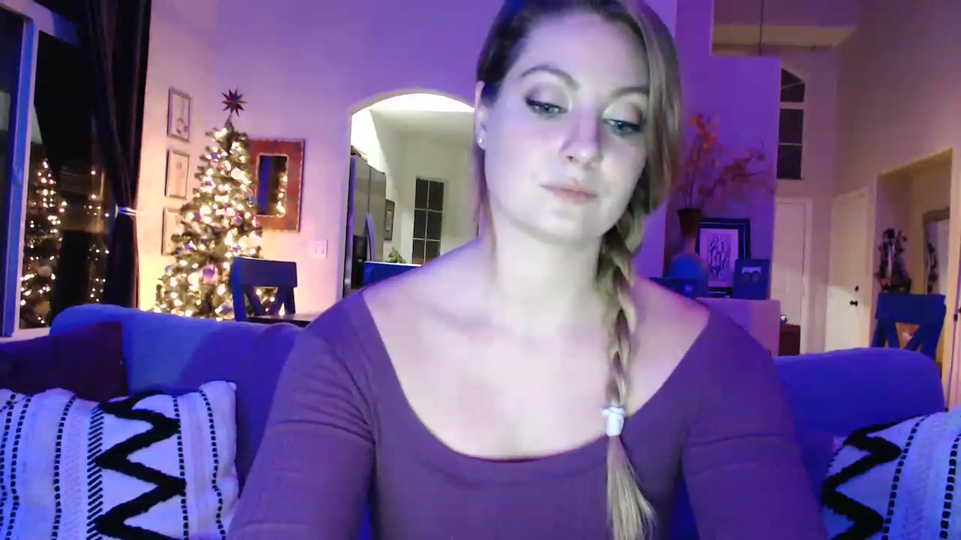 Gallery image thumbnail from VeronicaOMG's myfreecams stream on, 12/13/2022, 02:37 image 13 of 20