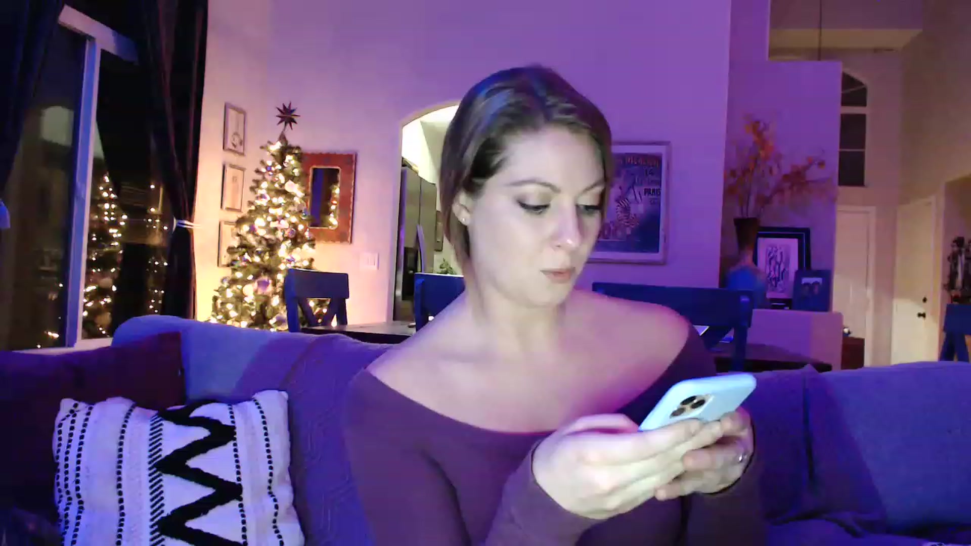 Gallery image thumbnail from VeronicaOMG's myfreecams stream on, 12/13/2022, 02:37 image 9 of 20