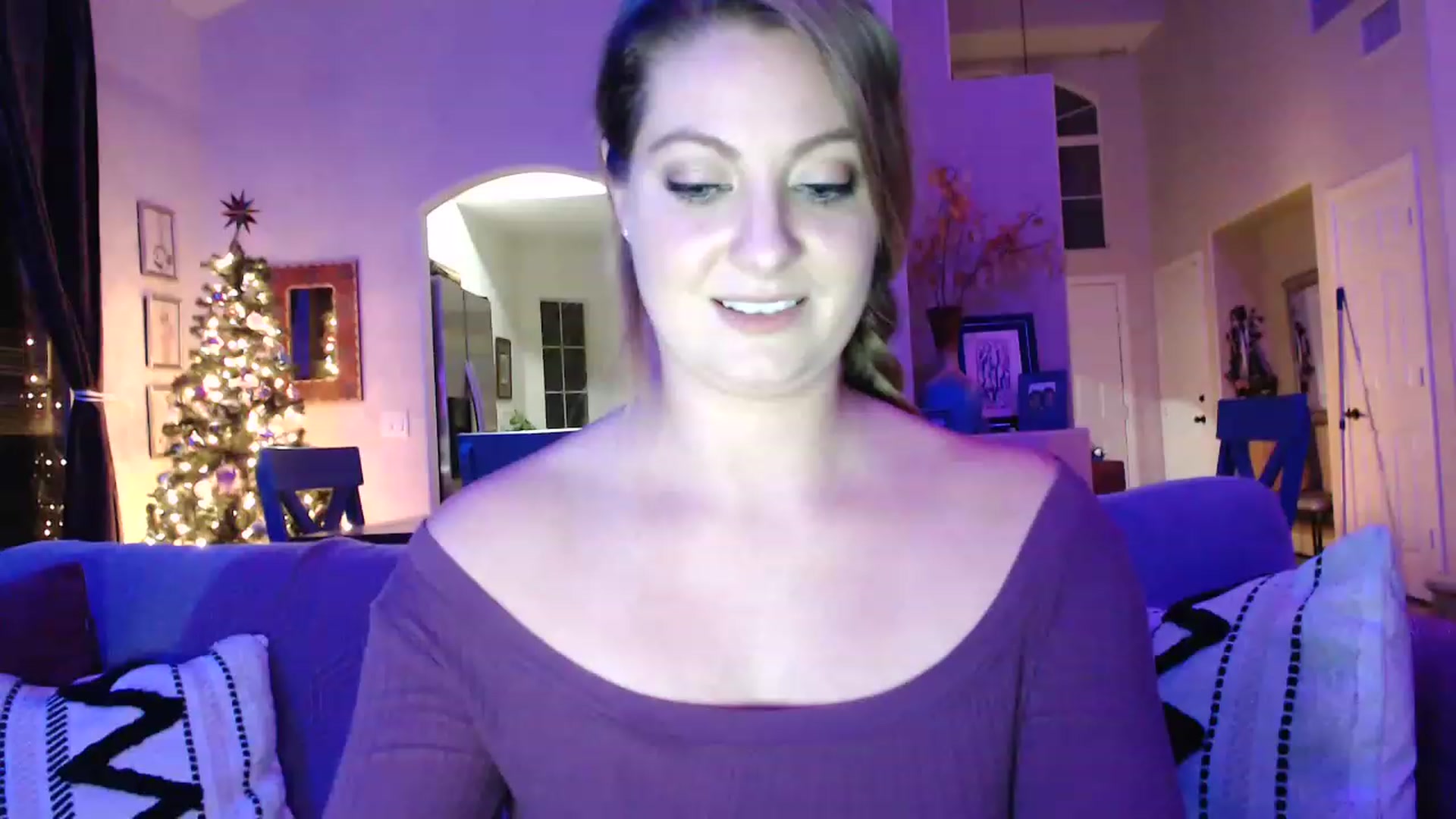 Gallery image thumbnail from VeronicaOMG's myfreecams stream on, 12/13/2022, 02:37 image 16 of 20