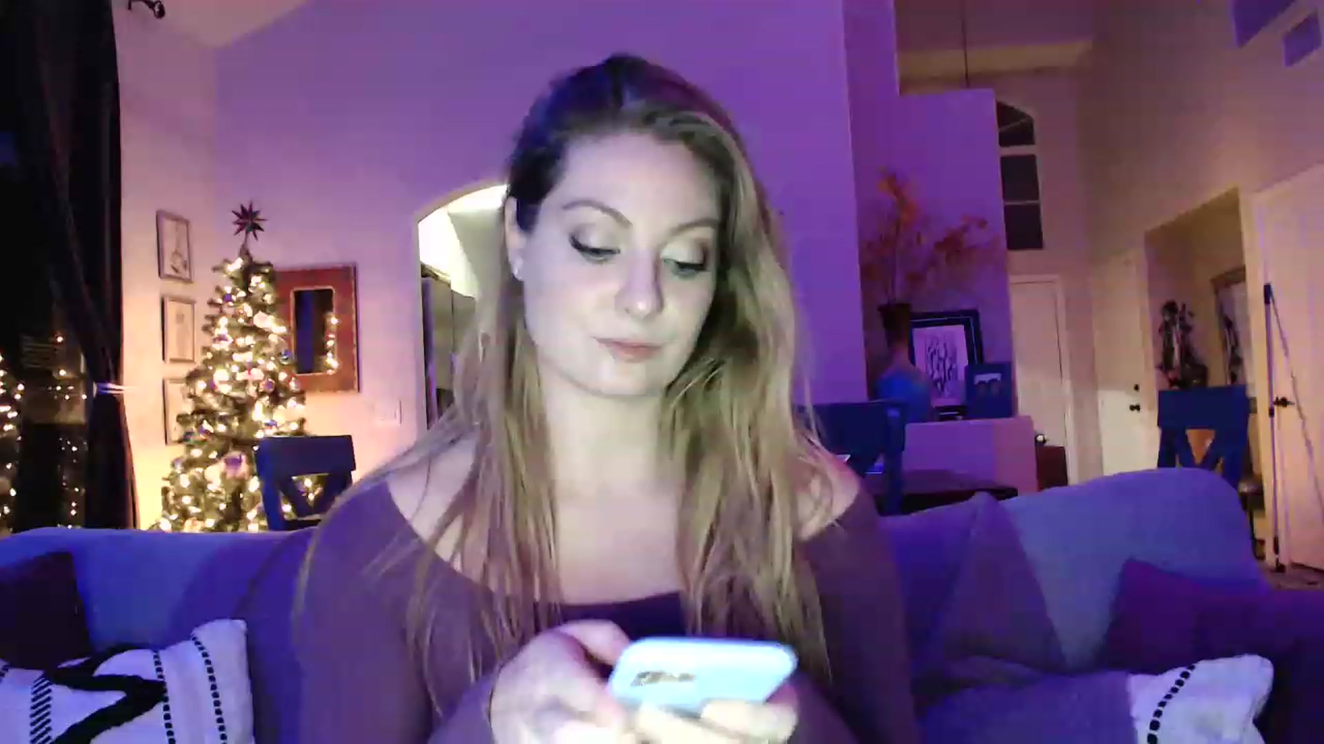 Gallery image thumbnail from VeronicaOMG's myfreecams stream on, 12/13/2022, 02:37 image 2 of 20