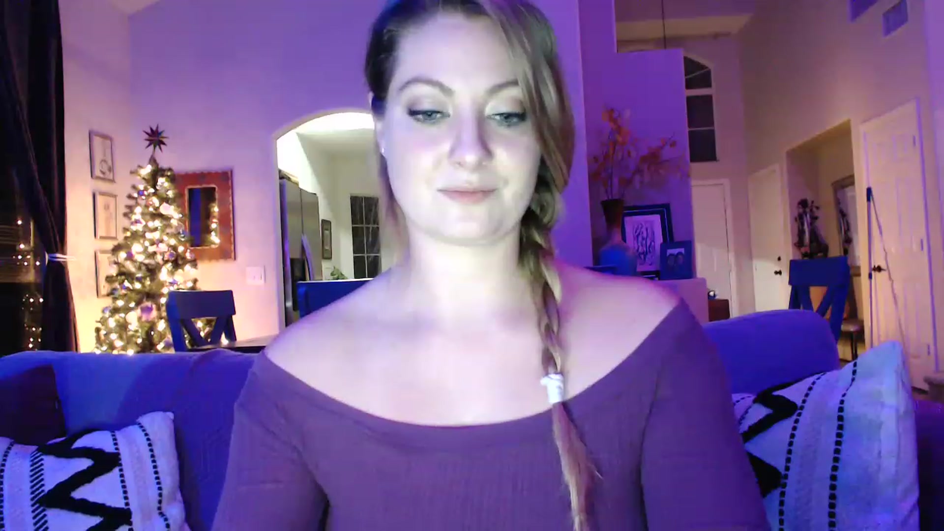 Gallery image thumbnail from VeronicaOMG's myfreecams stream on, 12/13/2022, 02:37 image 19 of 20