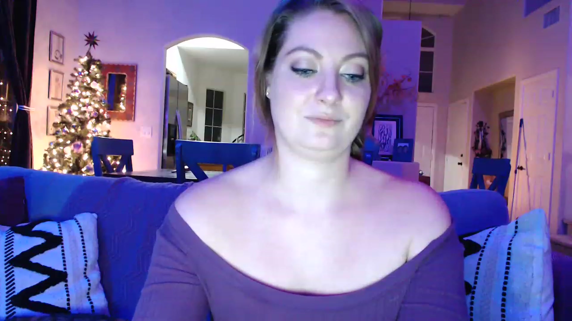 Gallery image thumbnail from VeronicaOMG's myfreecams stream on, 12/13/2022, 02:37 image 15 of 20